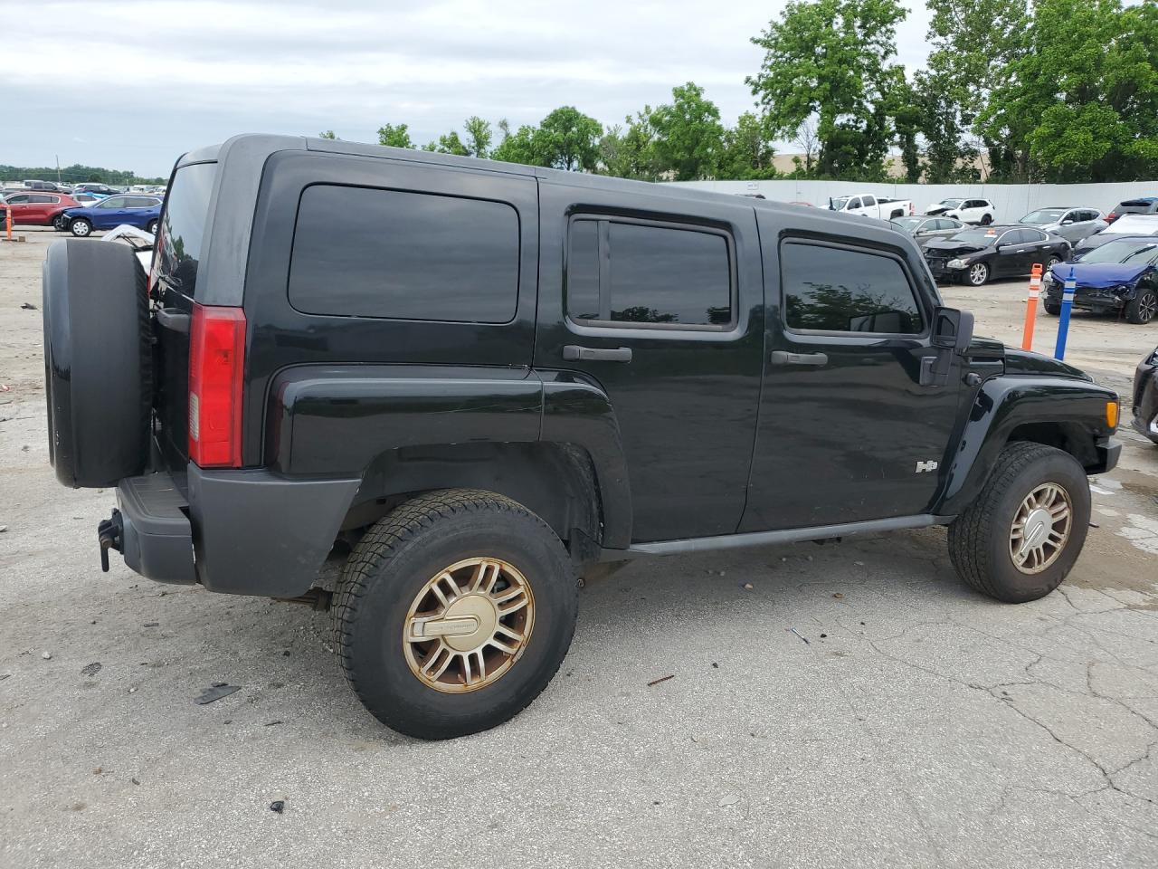 2010 Hummer H3 Black vin: 5GTMNGEE1A8137654 Damage: Right Qtr Panel, Light Scratch, 5 To 6 Inches