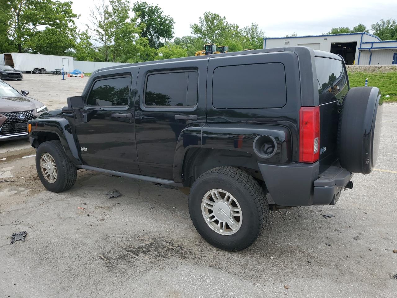 2010 Hummer H3 Black vin: 5GTMNGEE1A8137654 Damage: Left Front Tire, Worn, Replacement Required