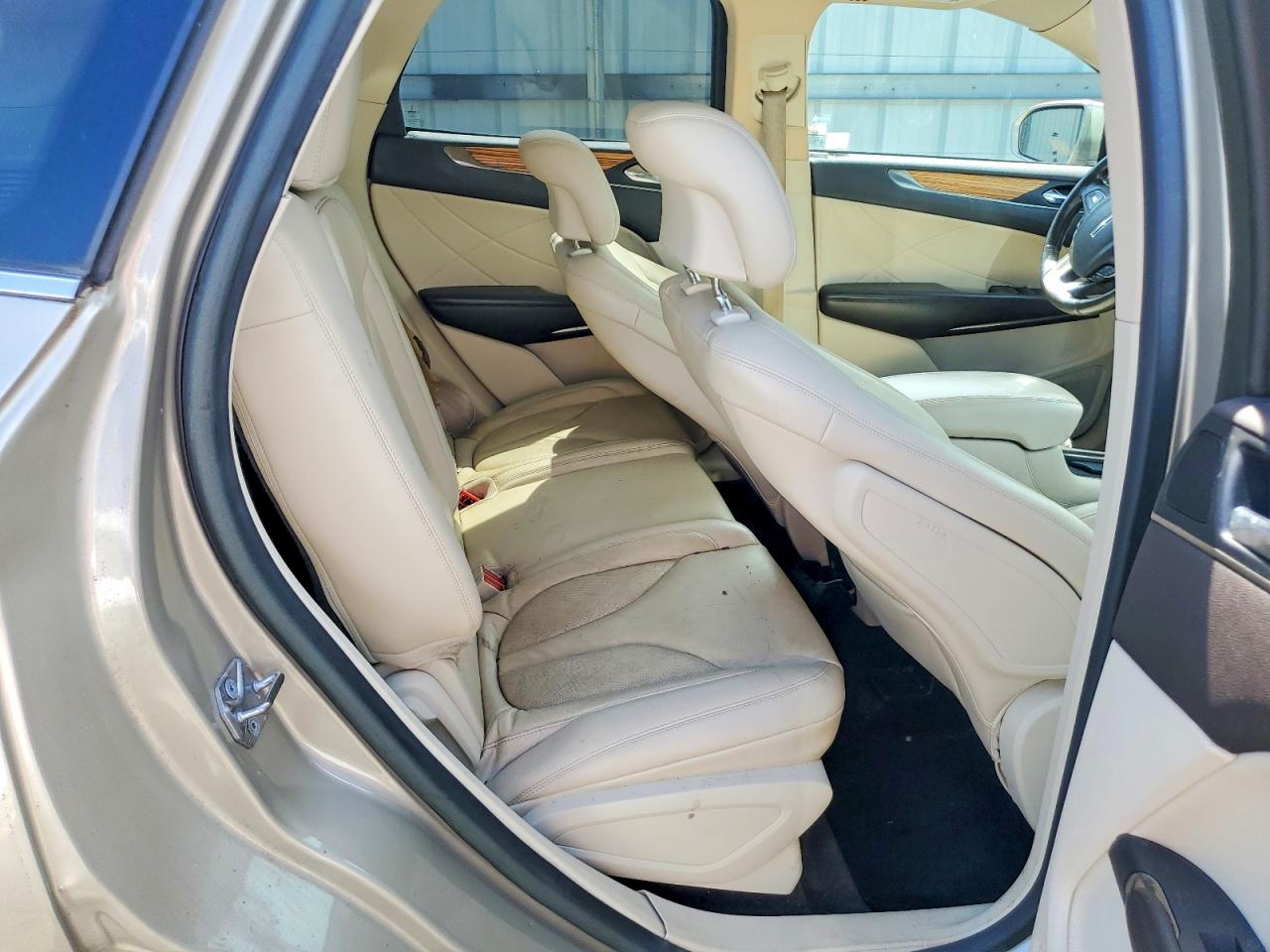 2015 Lincoln Mkc Cream vin: 5LMCJ1A94FUJ24831