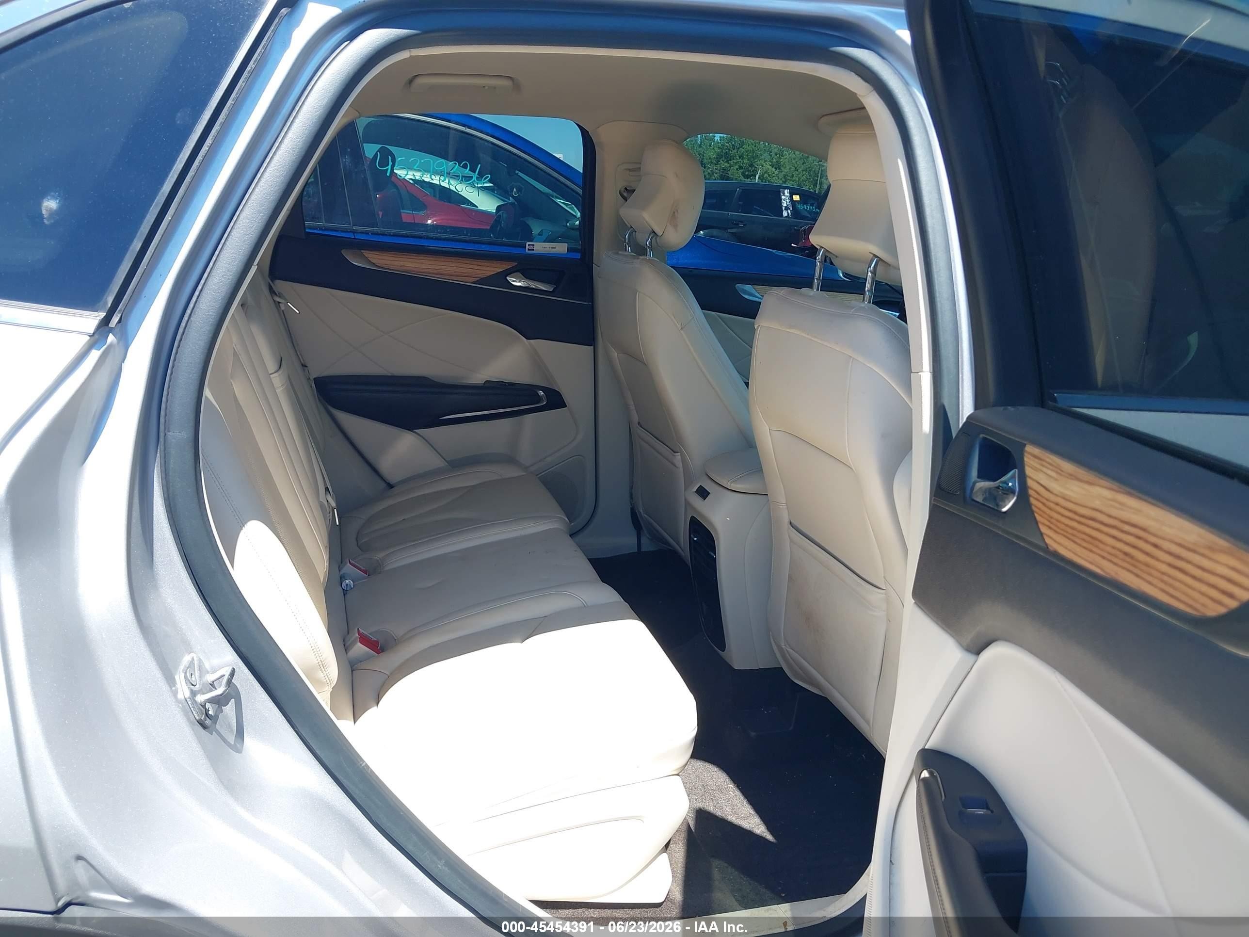 2015 Lincoln Mkc   Silver vin: 5LMCJ1A96FUJ18383