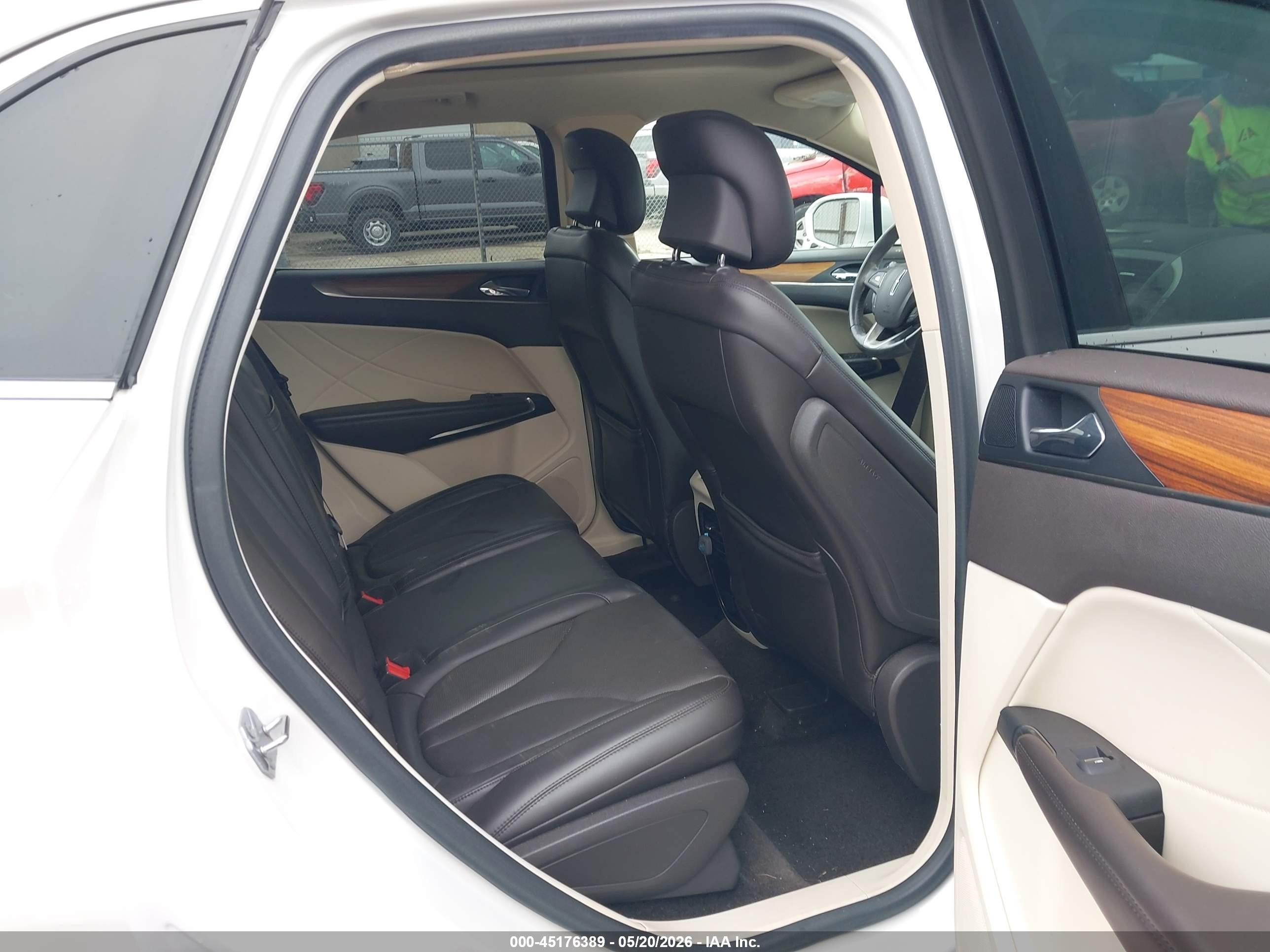 2015 Lincoln Mkc   White vin: 5LMCJ1A96FUJ23728