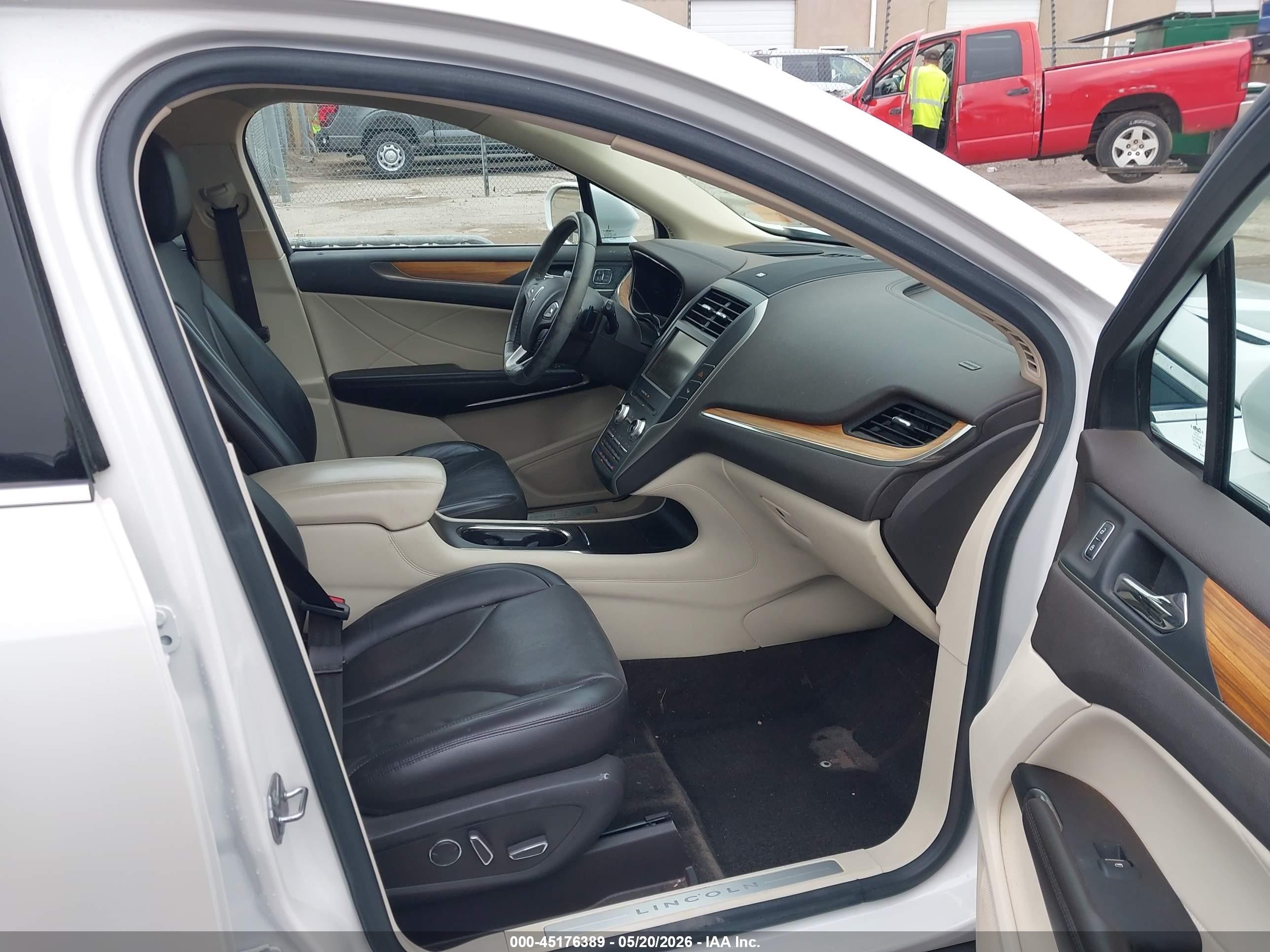 2015 Lincoln Mkc   White vin: 5LMCJ1A96FUJ23728