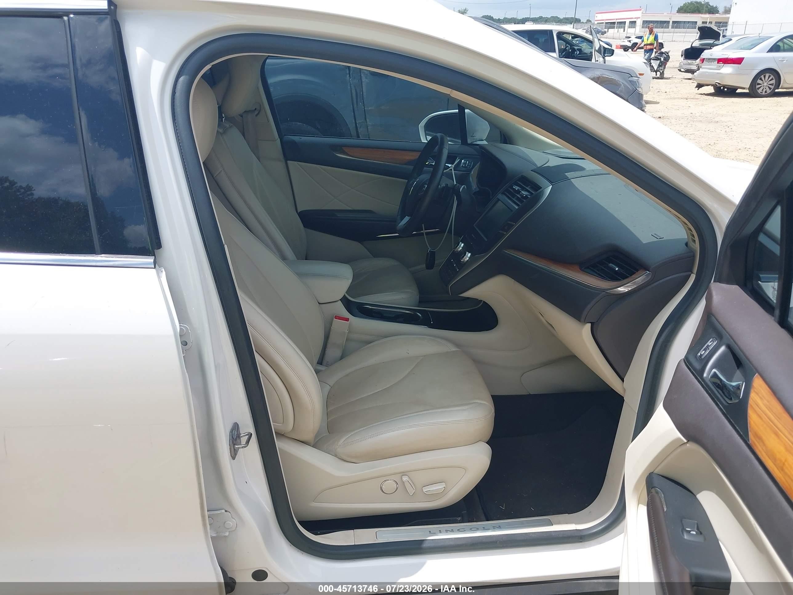2015 Lincoln Mkc   White vin: 5LMCJ1A98FUJ00659