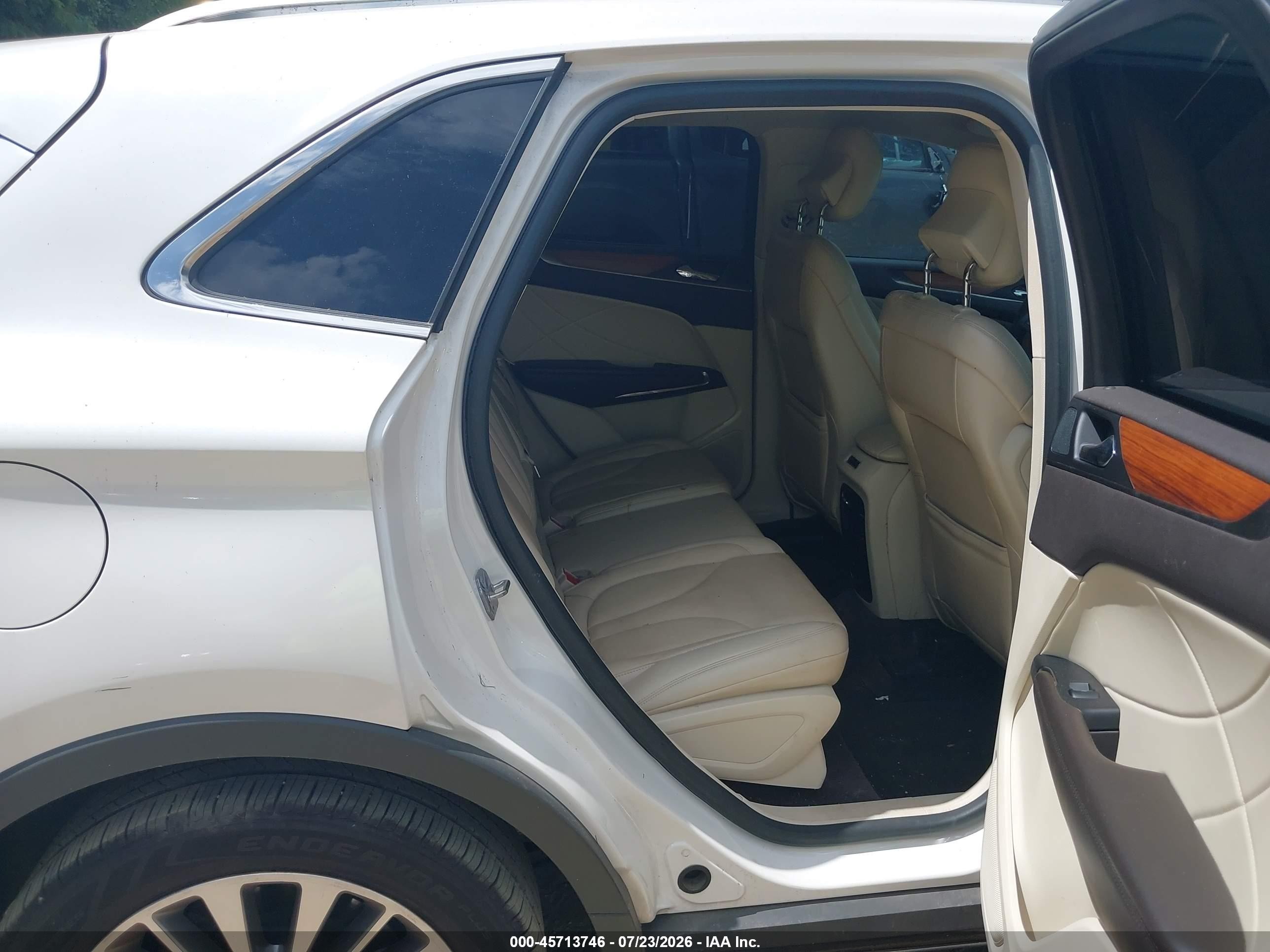 2015 Lincoln Mkc   White vin: 5LMCJ1A98FUJ00659