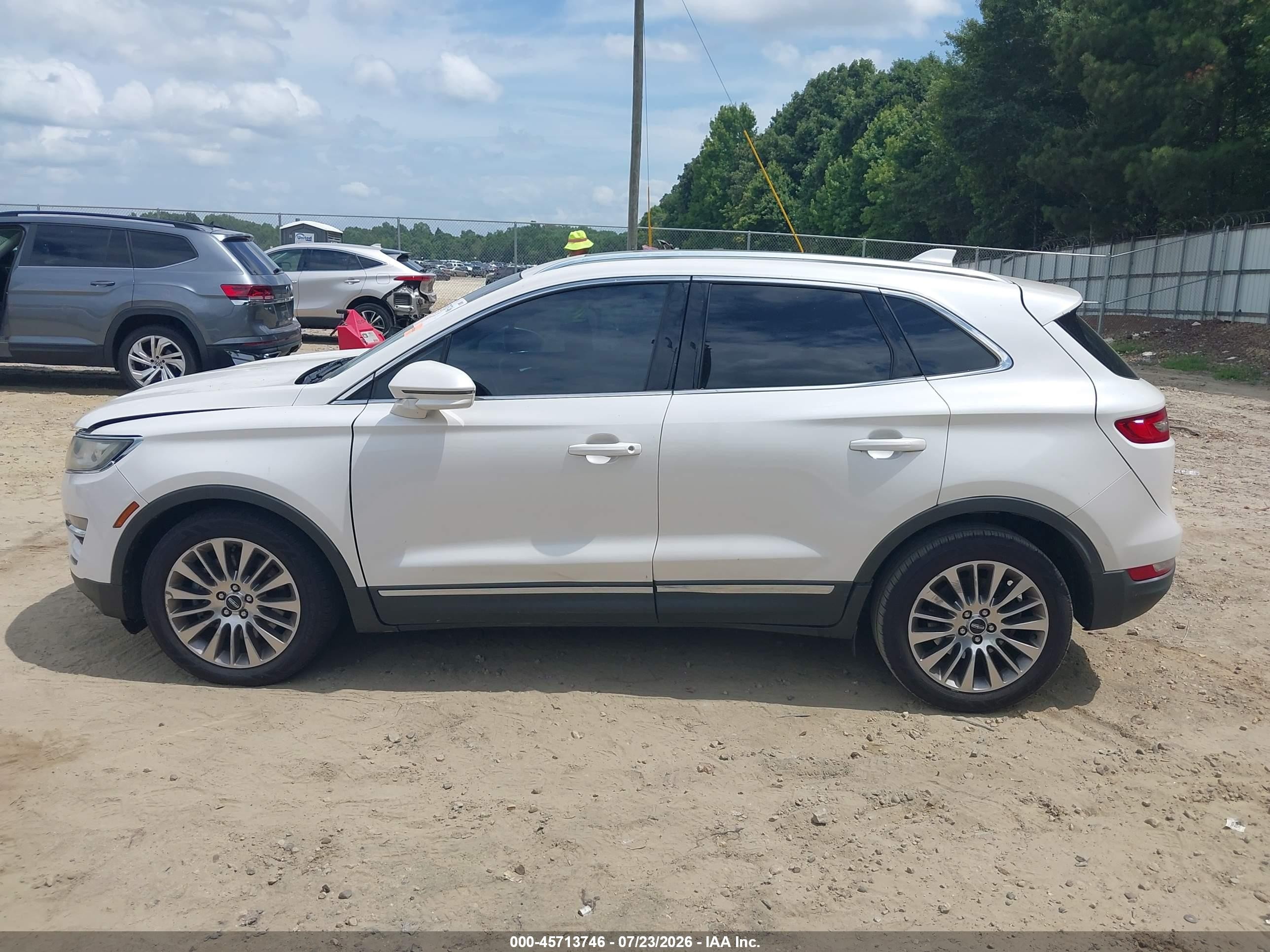 2015 Lincoln Mkc   White vin: 5LMCJ1A98FUJ00659