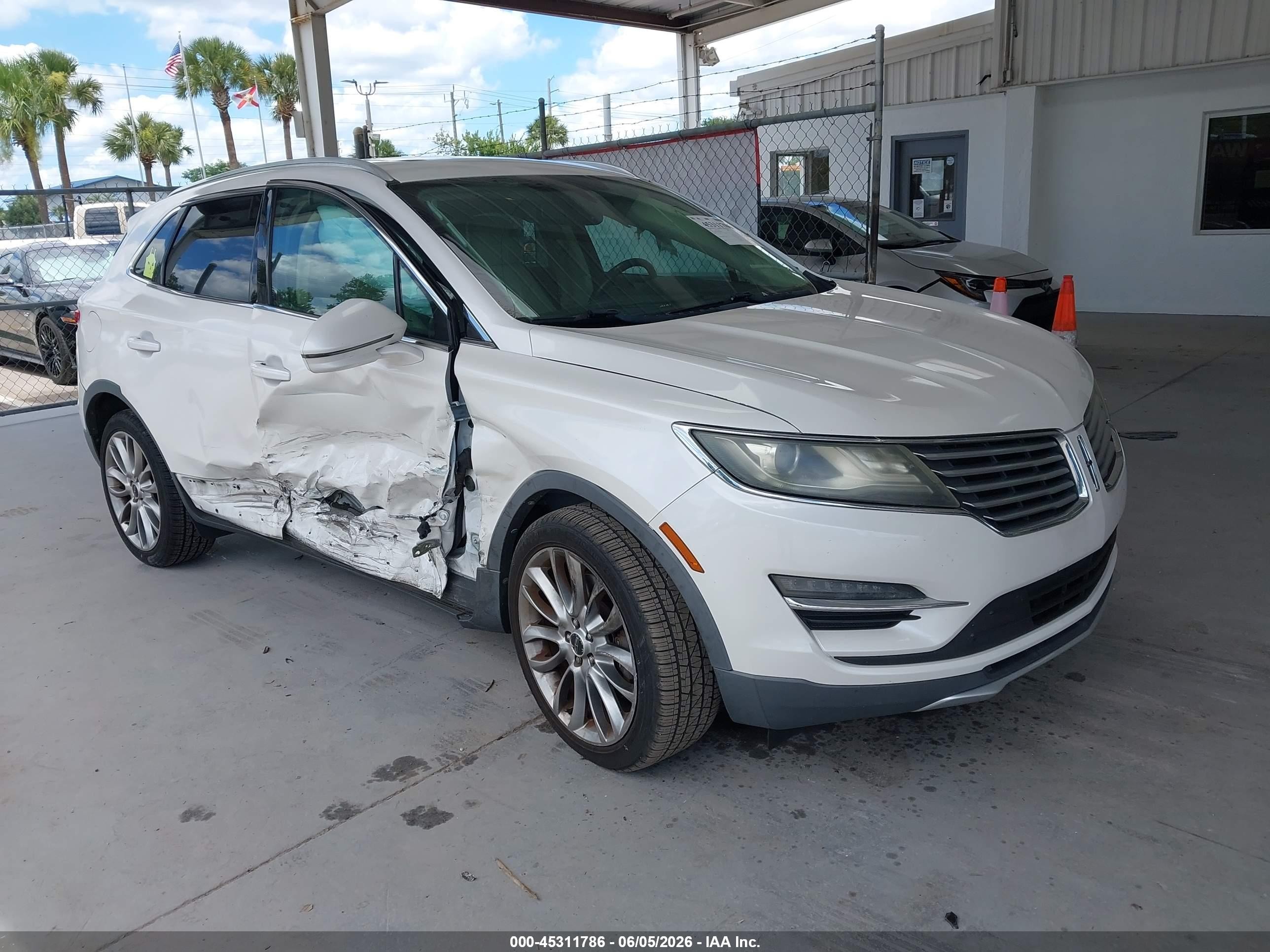 2015 Lincoln Mkc   White vin: 5LMCJ1A99FUJ00587