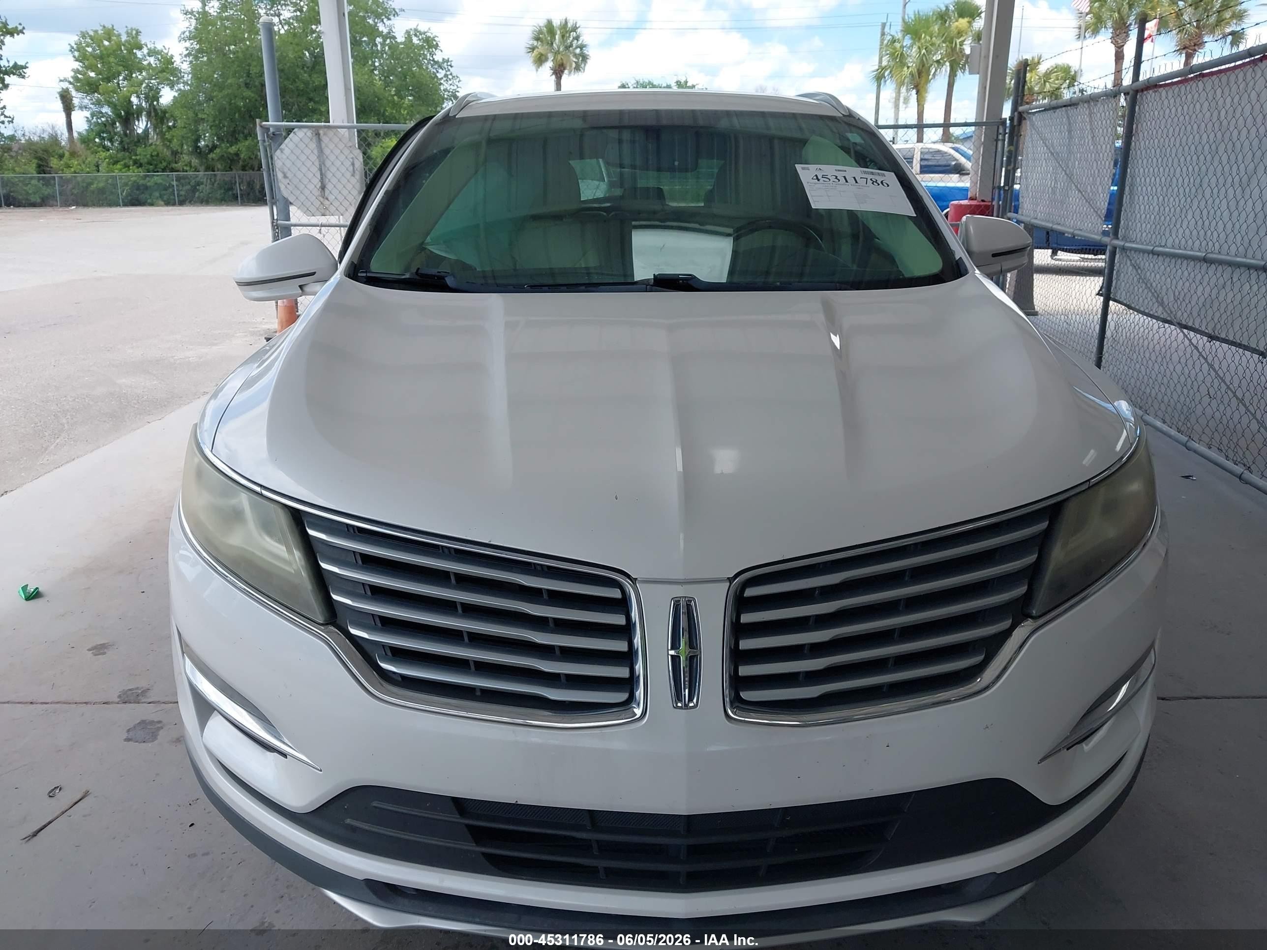 2015 Lincoln Mkc   White vin: 5LMCJ1A99FUJ00587