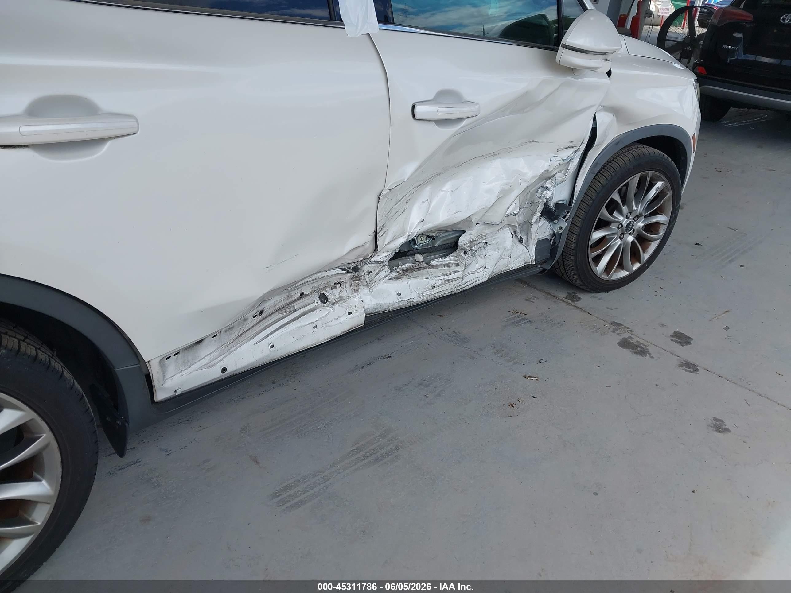 2015 Lincoln Mkc   White vin: 5LMCJ1A99FUJ00587