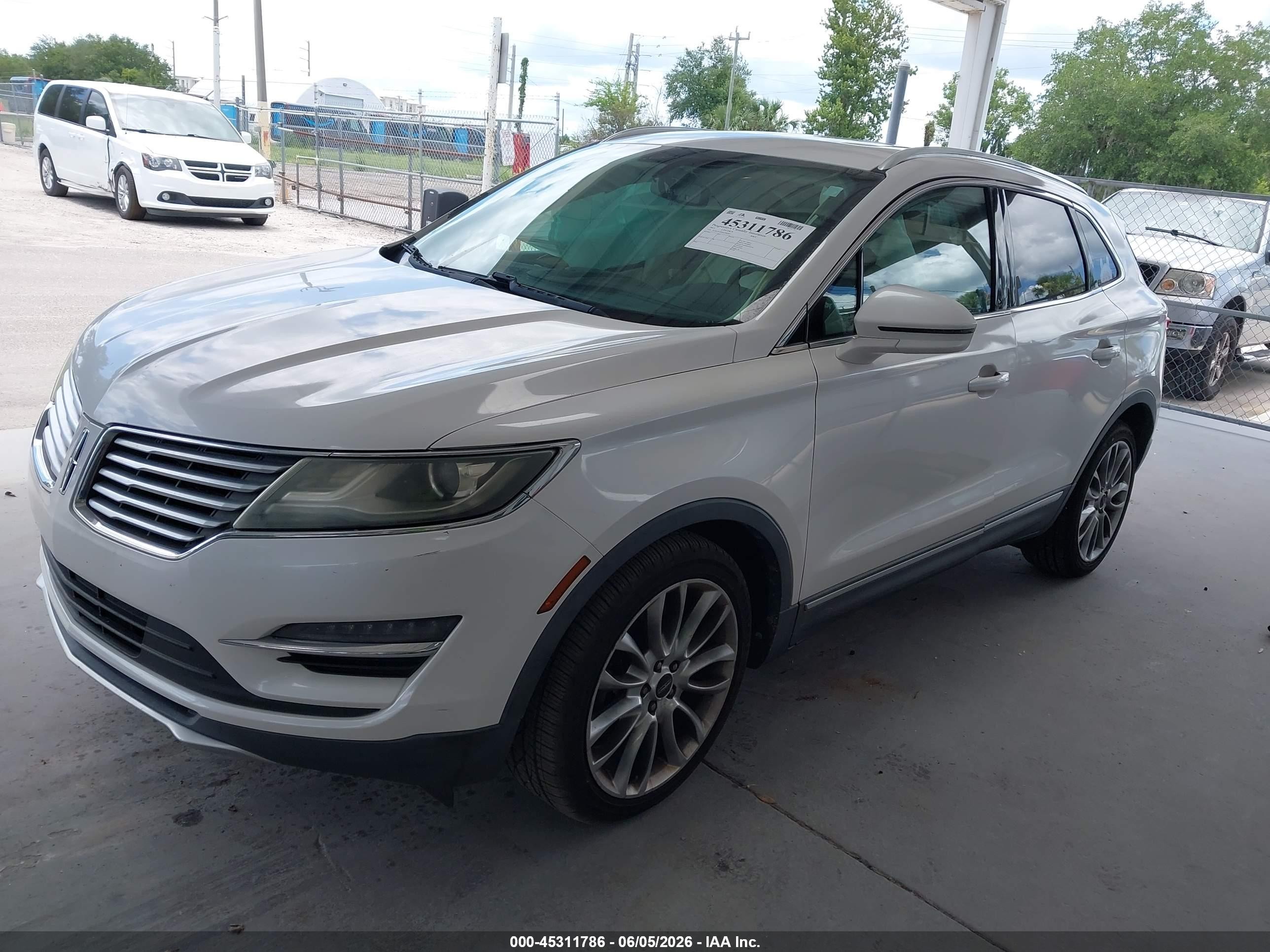2015 Lincoln Mkc   White vin: 5LMCJ1A99FUJ00587