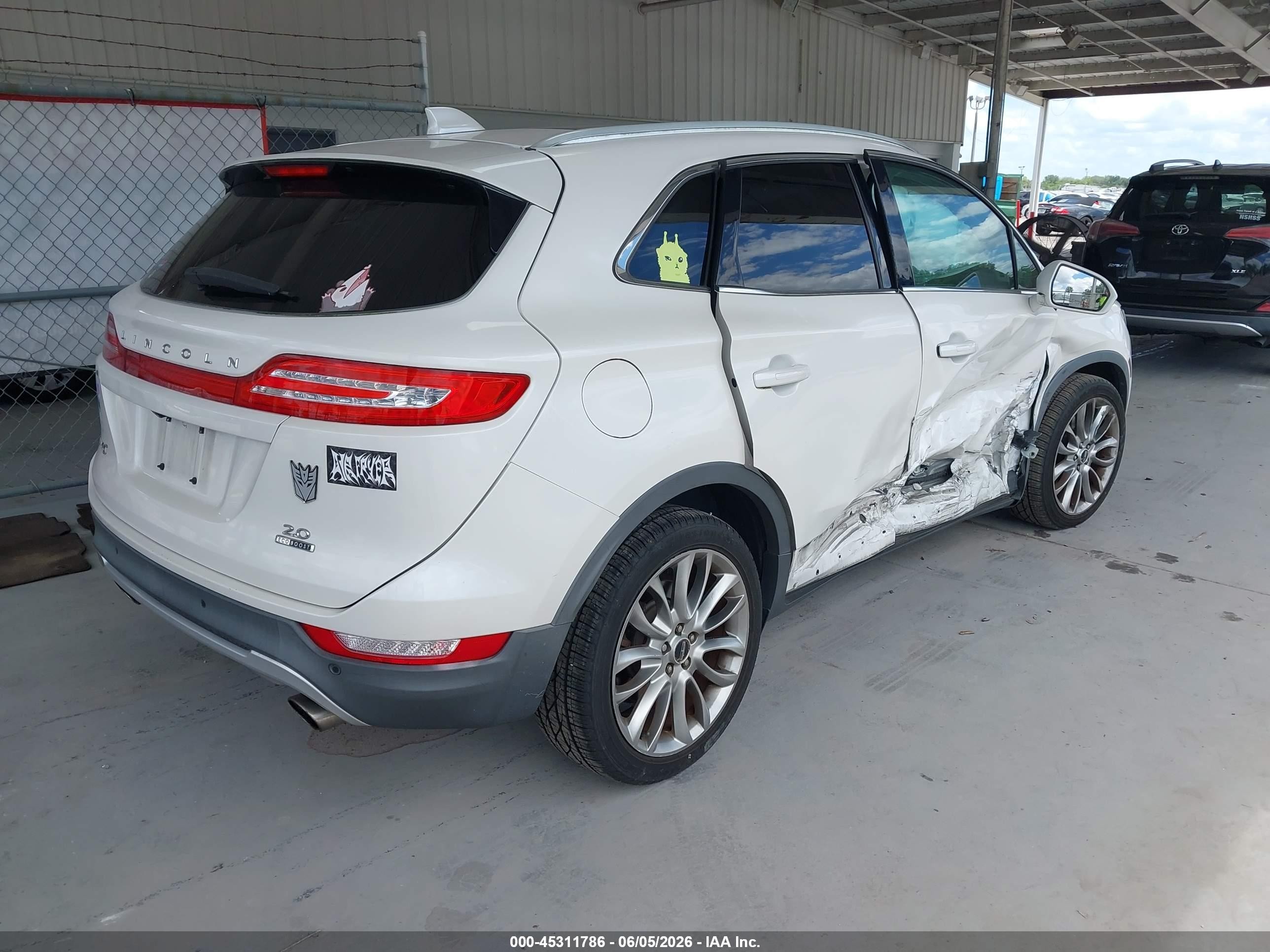 2015 Lincoln Mkc   White vin: 5LMCJ1A99FUJ00587