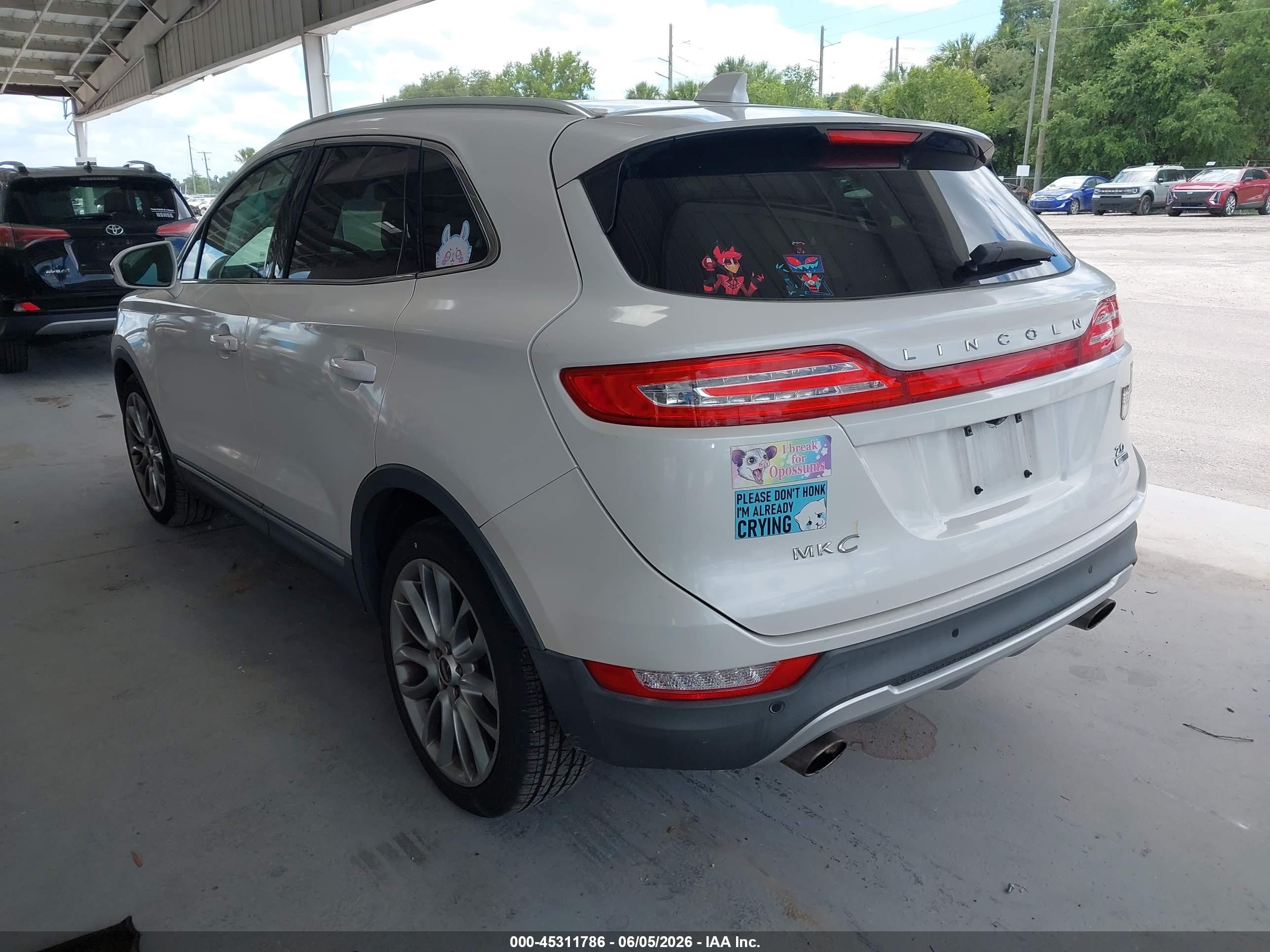2015 Lincoln Mkc   White vin: 5LMCJ1A99FUJ00587