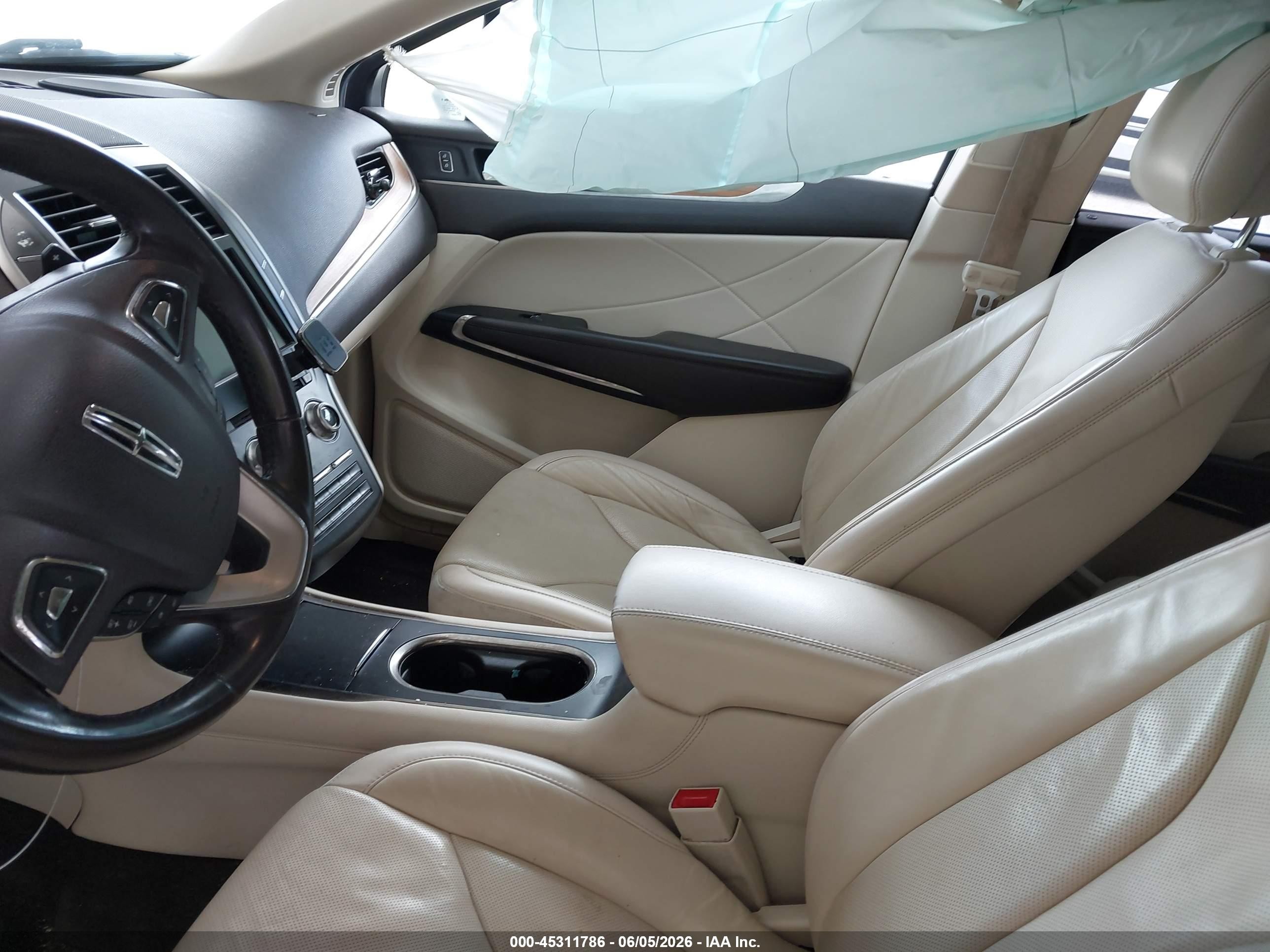 2015 Lincoln Mkc   White vin: 5LMCJ1A99FUJ00587