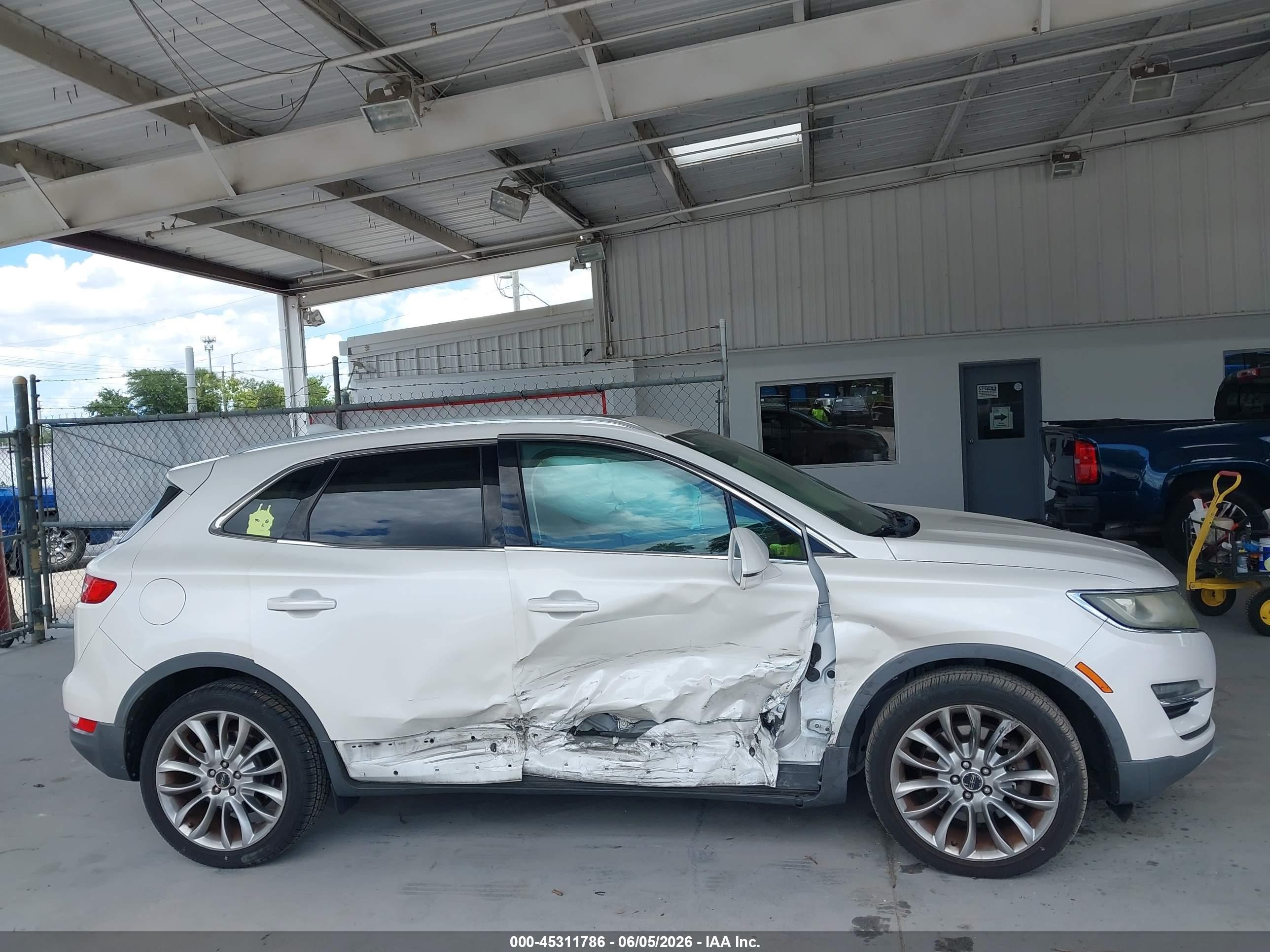 2015 Lincoln Mkc   White vin: 5LMCJ1A99FUJ00587