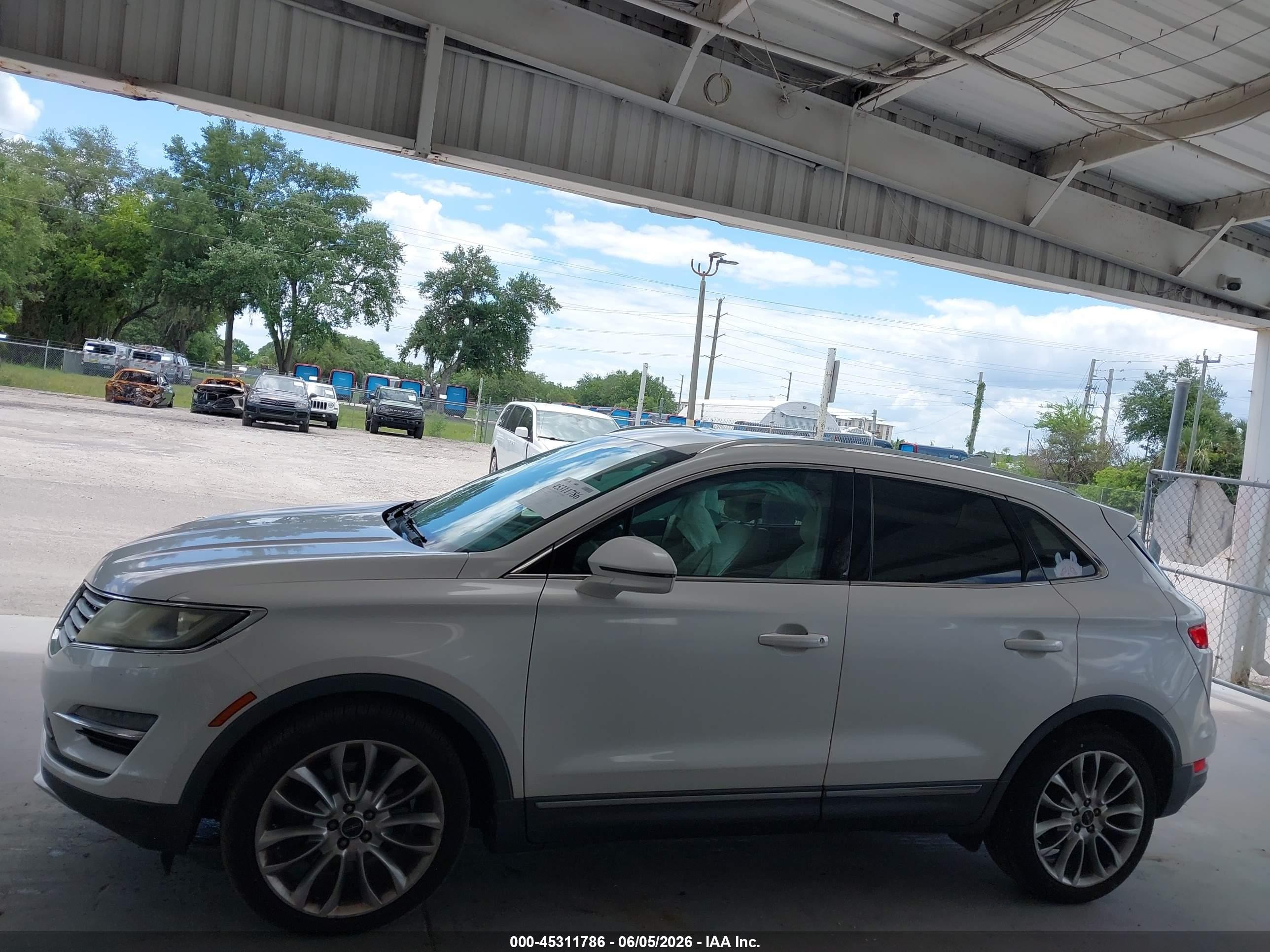 2015 Lincoln Mkc   White vin: 5LMCJ1A99FUJ00587