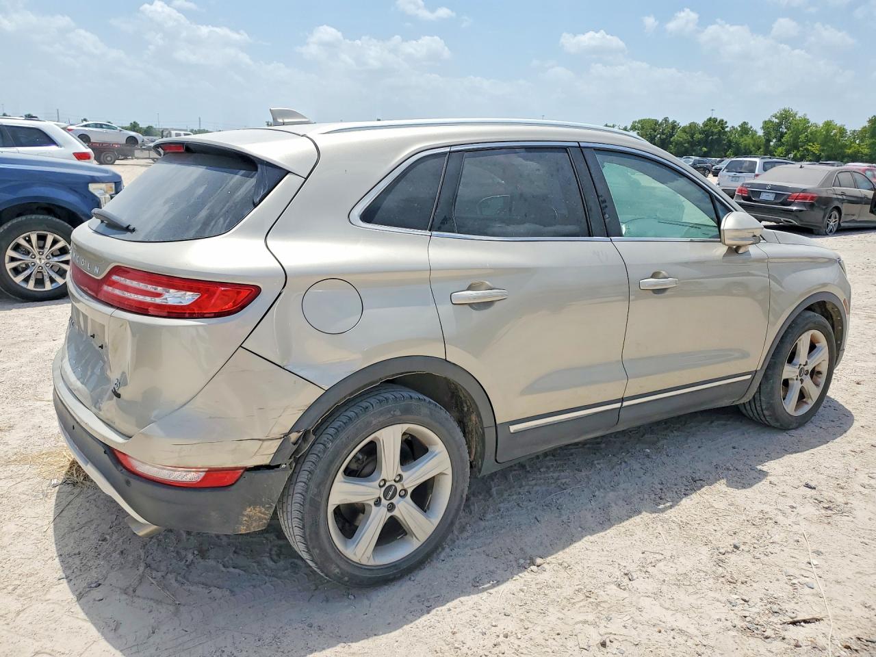 2015 Lincoln Mkc Gold vin: 5LMCJ1A99FUJ31676