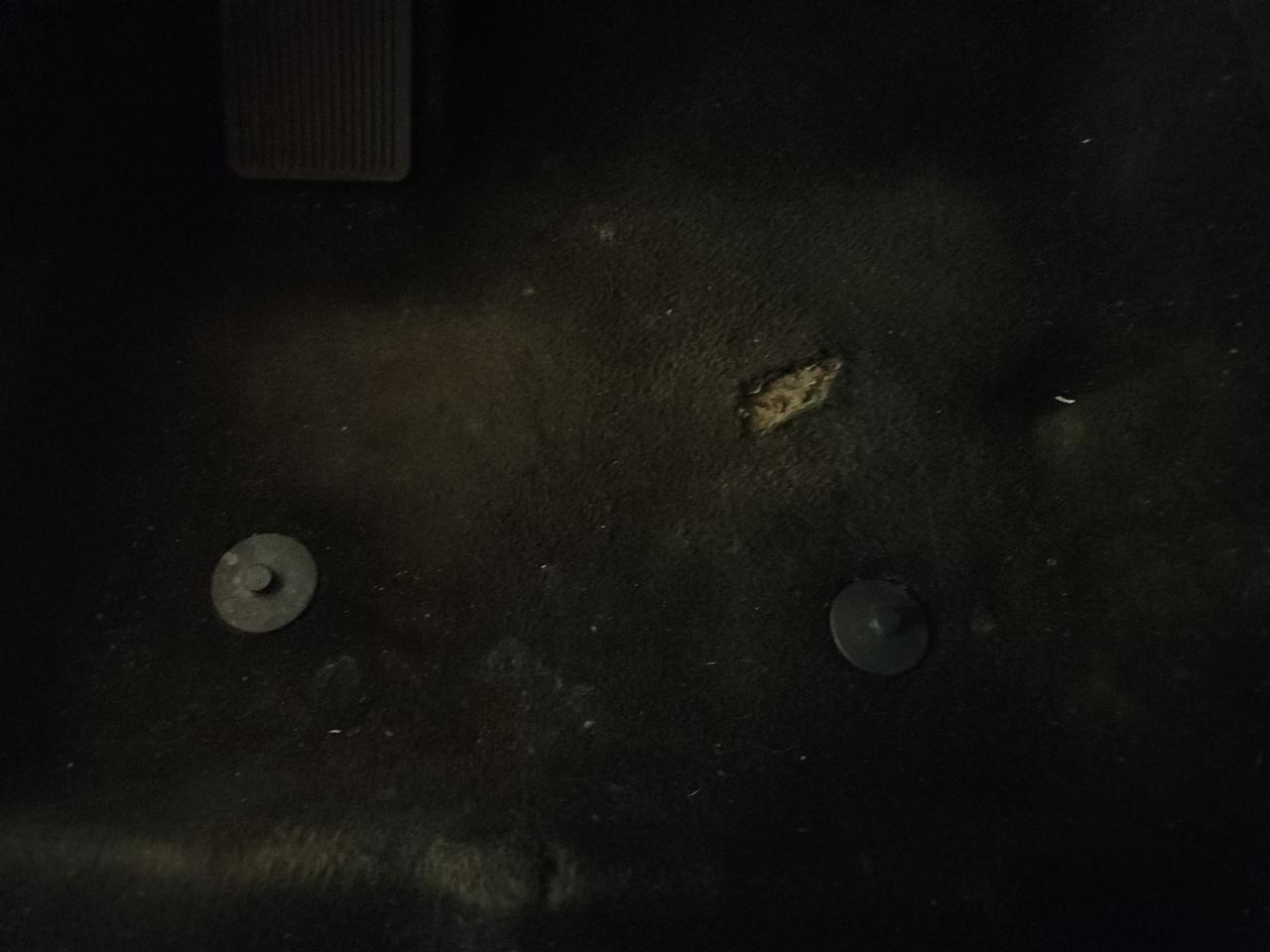 2015 Lincoln Mkc Silver vin: 5LMCJ1A9XFUJ24106 Damage: Left Front Carpet, Torn, 3 To 4 Inches
