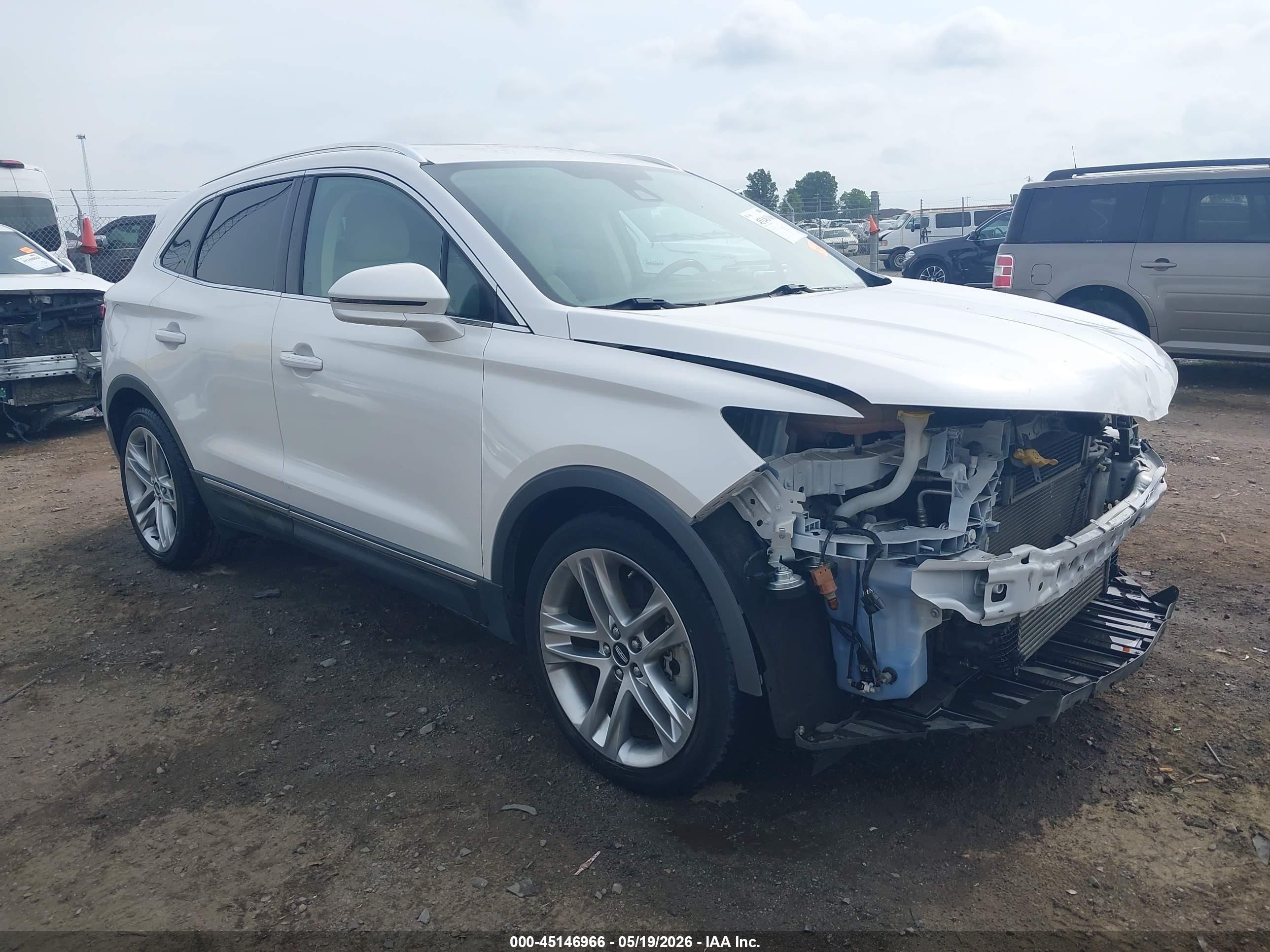 2015 Lincoln Mkc   White vin: 5LMCJ2A94FUJ13138