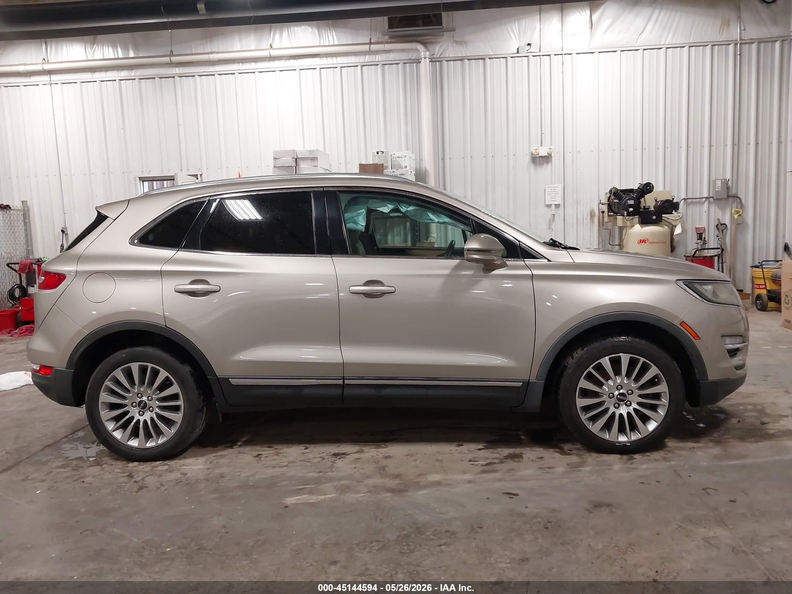 2015 Lincoln Mkc   Silver vin: 5LMCJ2A99FUJ32526