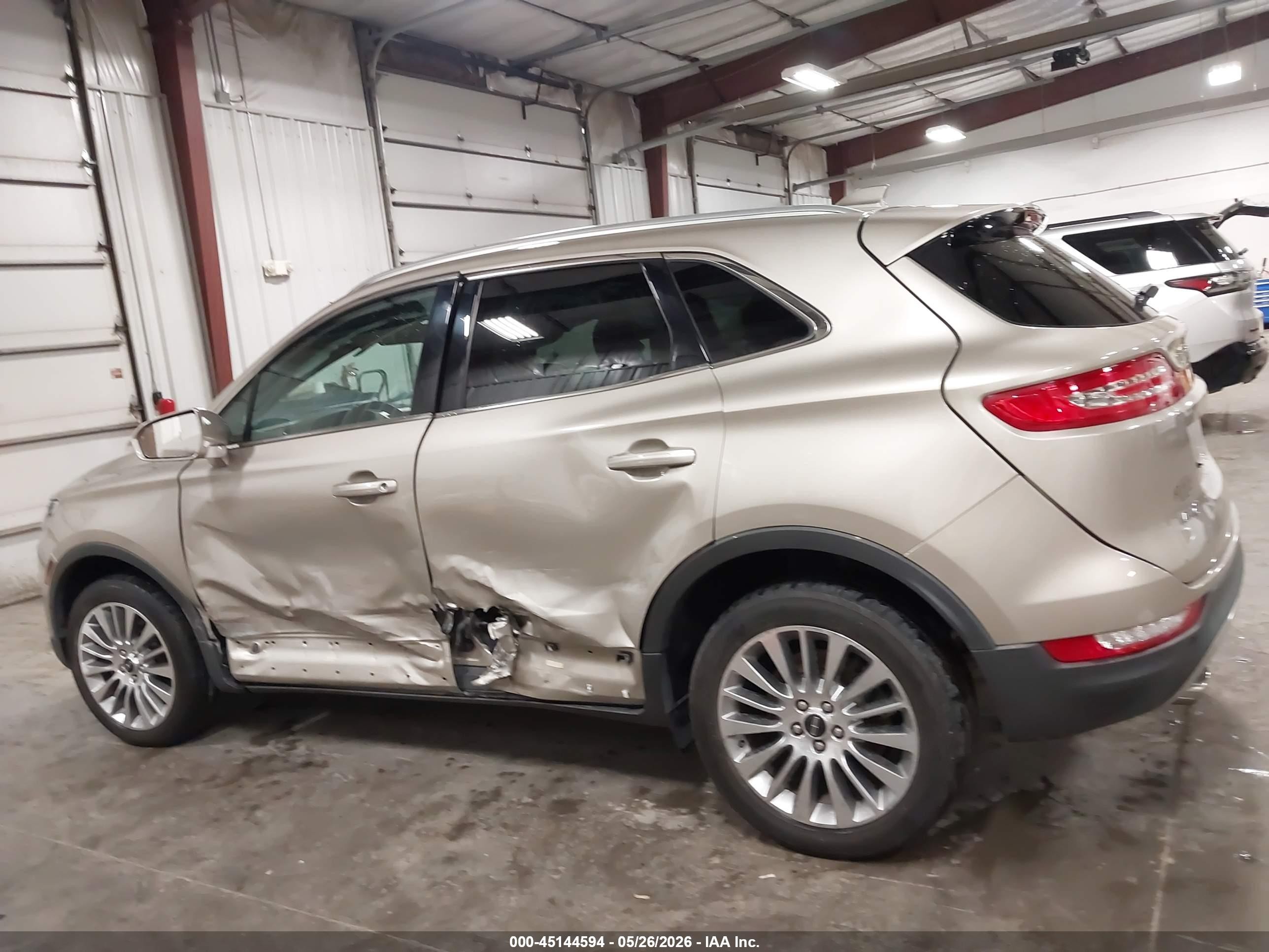 2015 Lincoln Mkc   Silver vin: 5LMCJ2A99FUJ32526