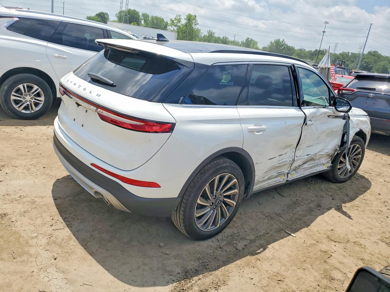 2026 Lincoln Corsair Reserve White vin: 5LMCJ2DA3TUL04633