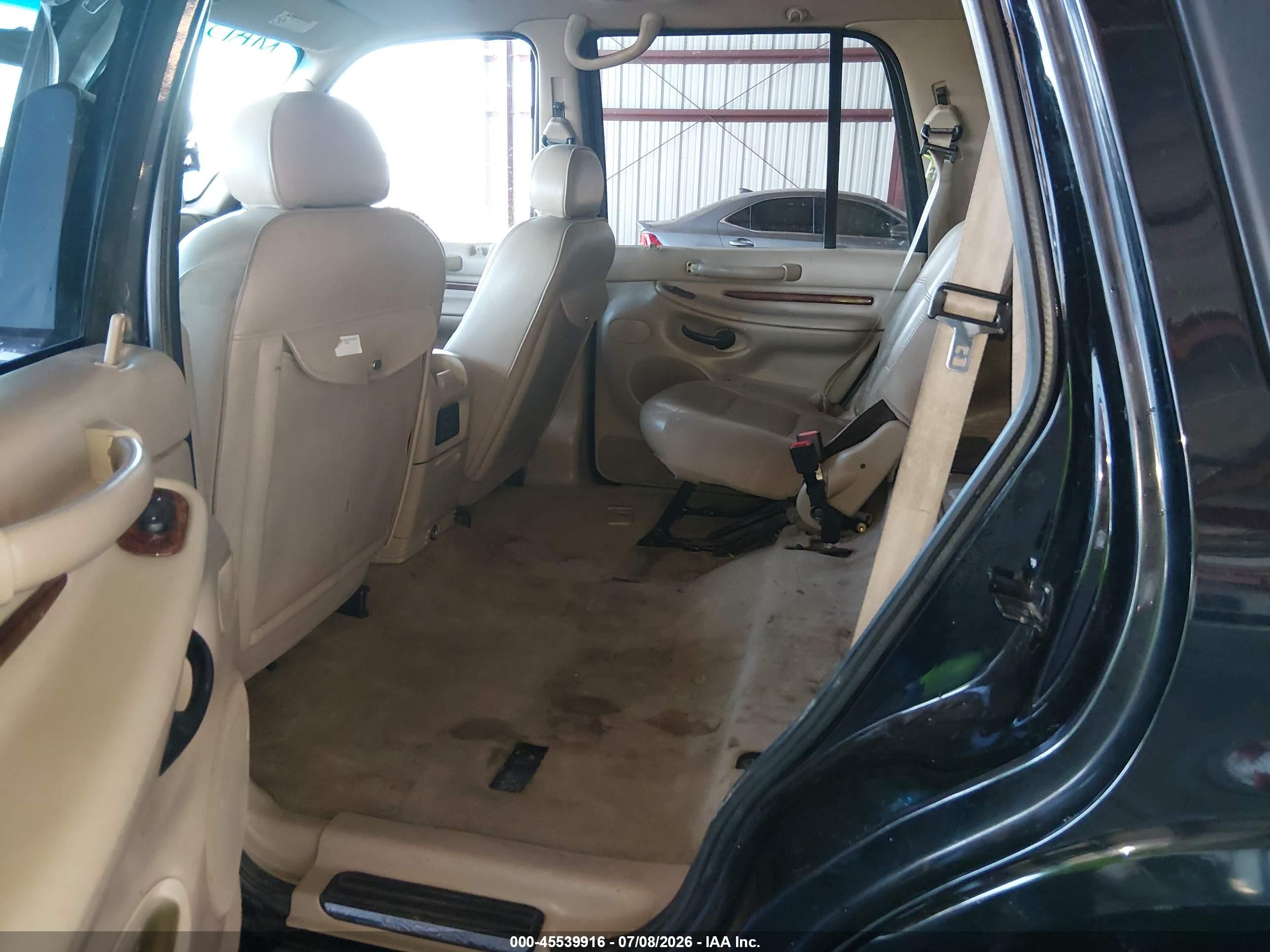 2000 Lincoln Navigator   Black vin: 5LMEU27AXYLJ34375