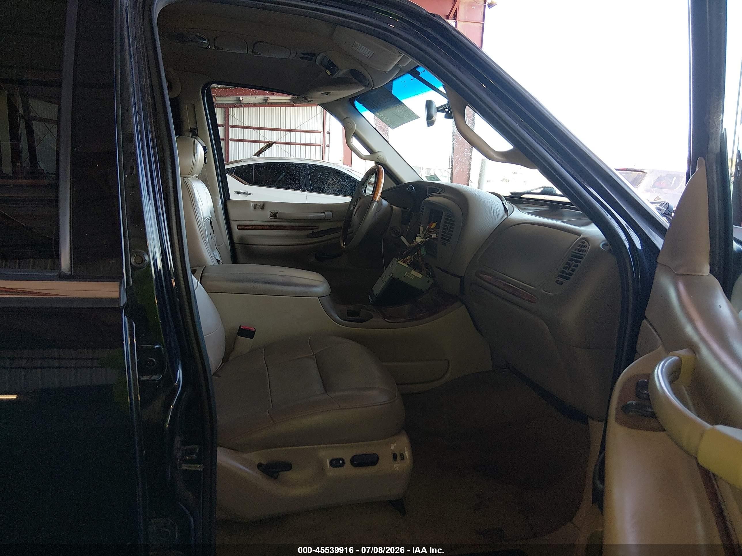 2000 Lincoln Navigator   Black vin: 5LMEU27AXYLJ34375