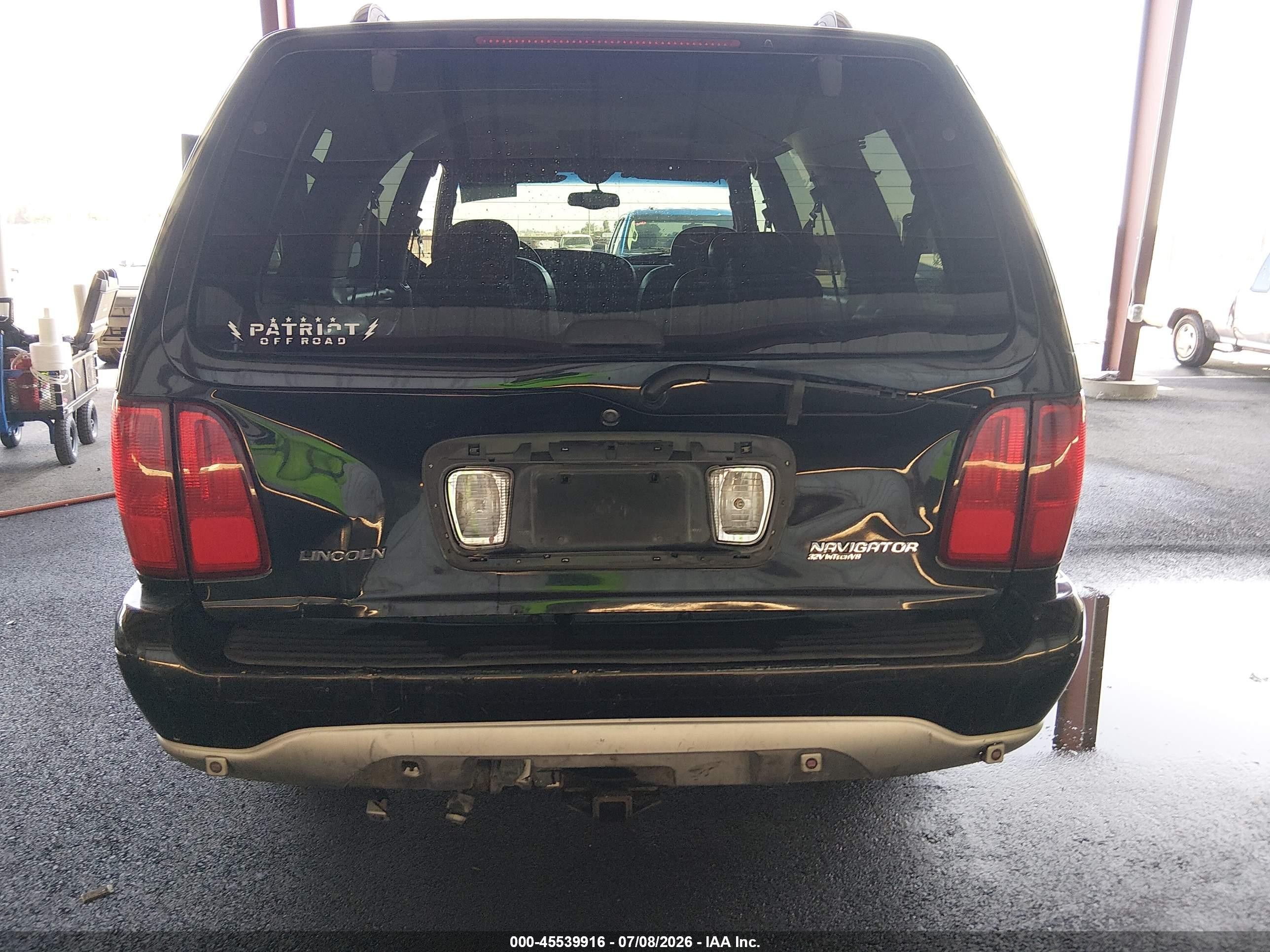 2000 Lincoln Navigator   Black vin: 5LMEU27AXYLJ34375