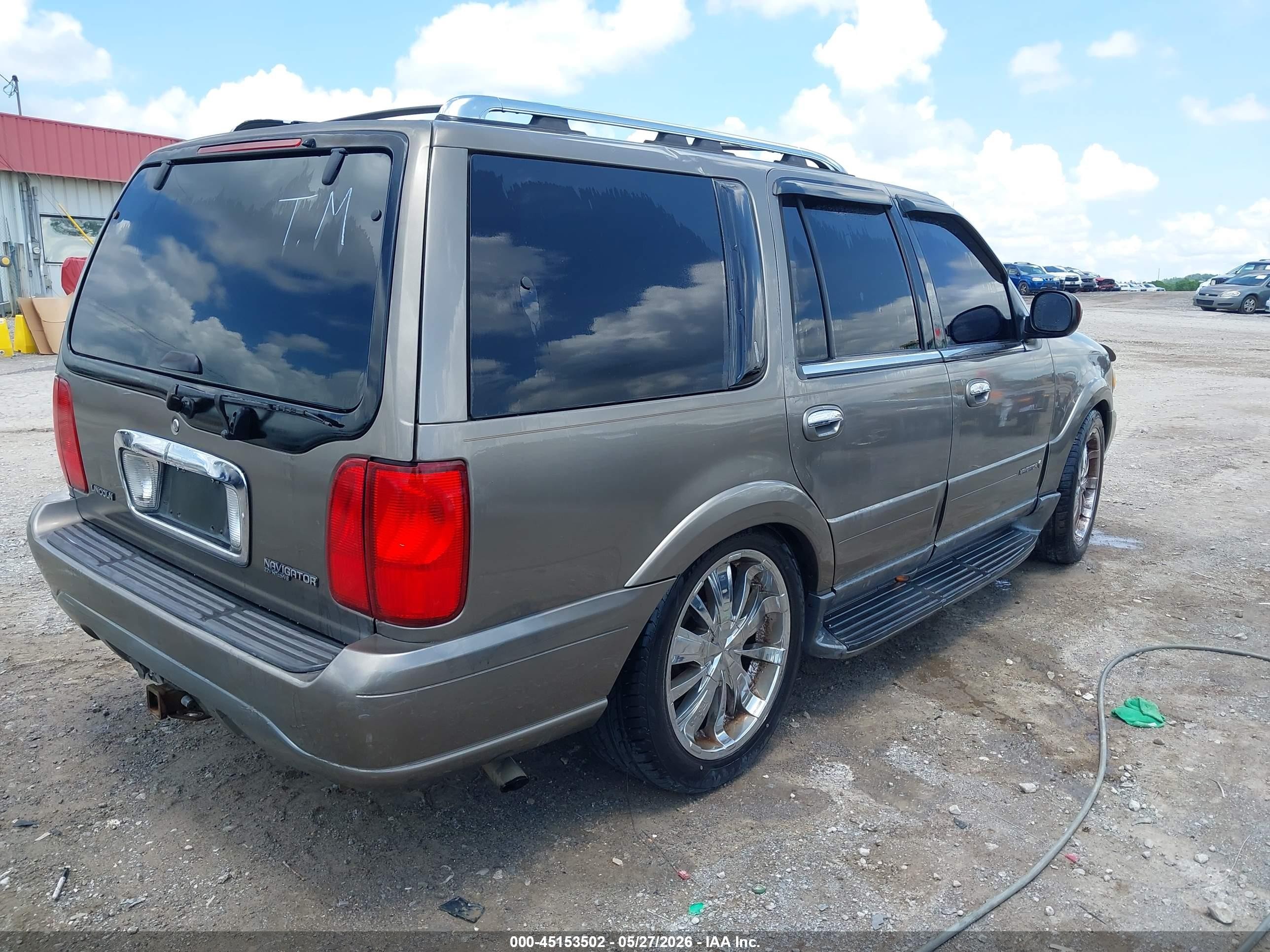 2001 Lincoln Navigator   Gold vin: 5LMEU27R31LJ26176