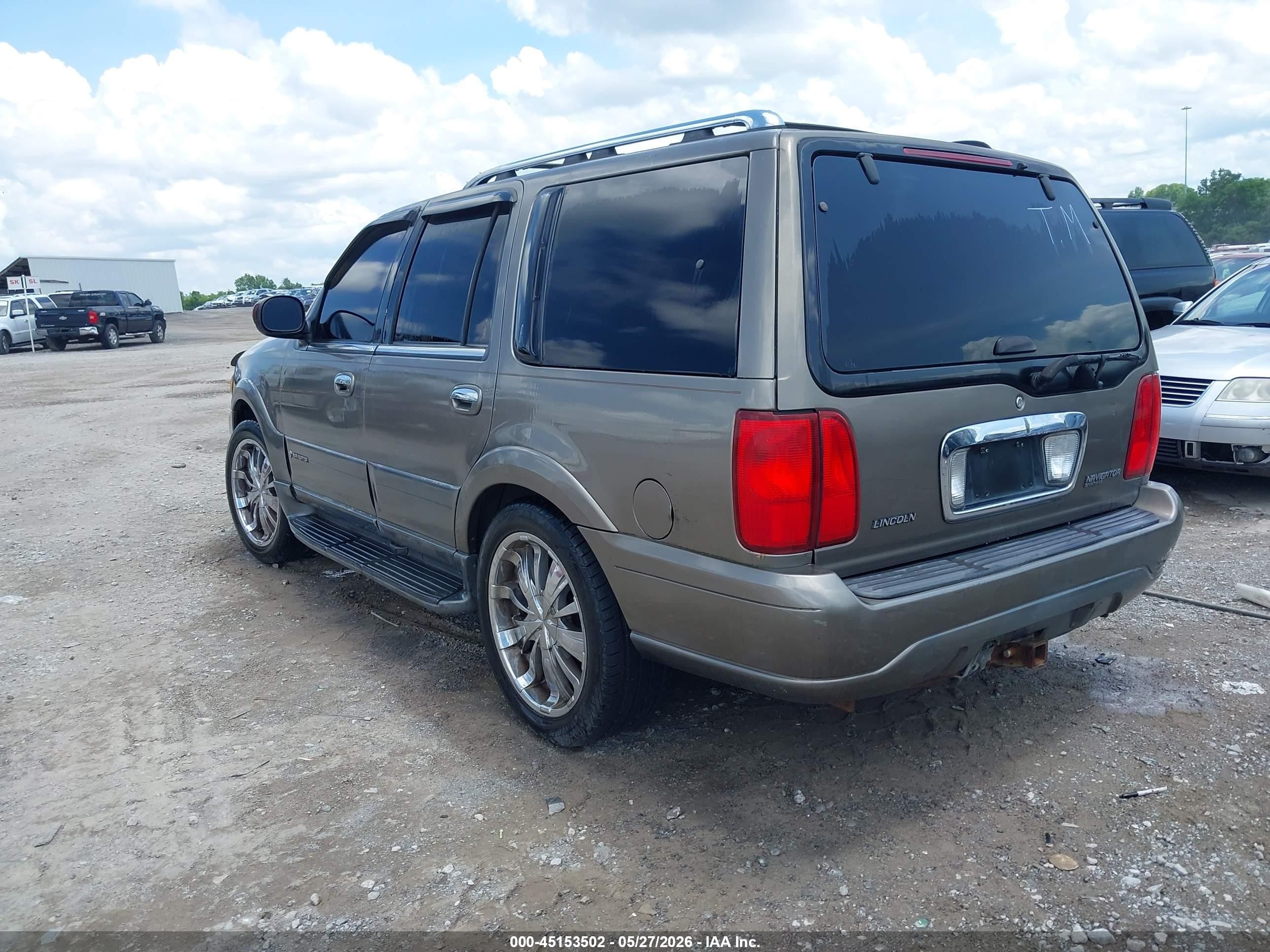 2001 Lincoln Navigator   Gold vin: 5LMEU27R31LJ26176