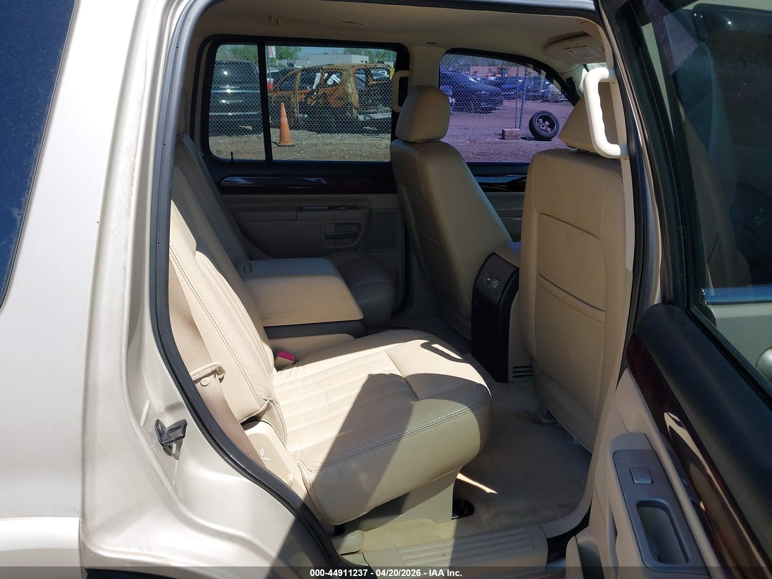 2005 Lincoln Aviator   Beige vin: 5LMEU68H05ZJ25096