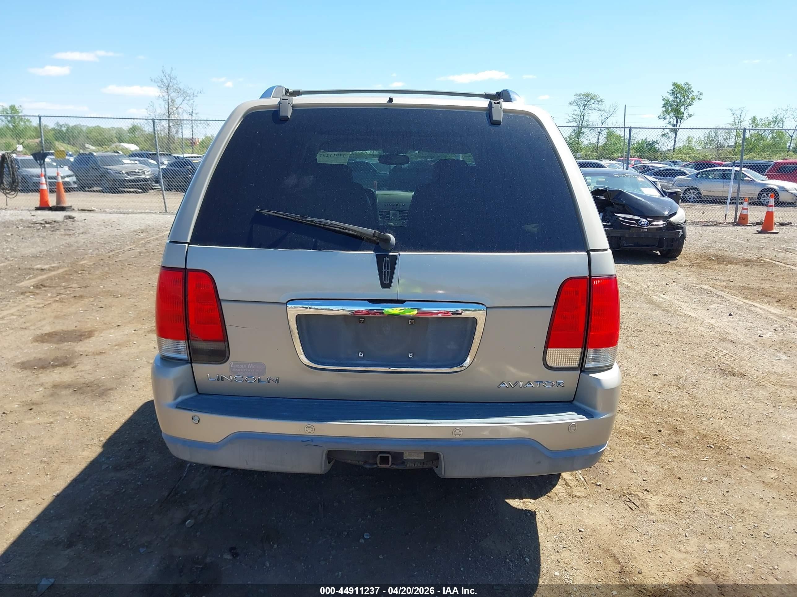 2005 Lincoln Aviator   Beige vin: 5LMEU68H05ZJ25096