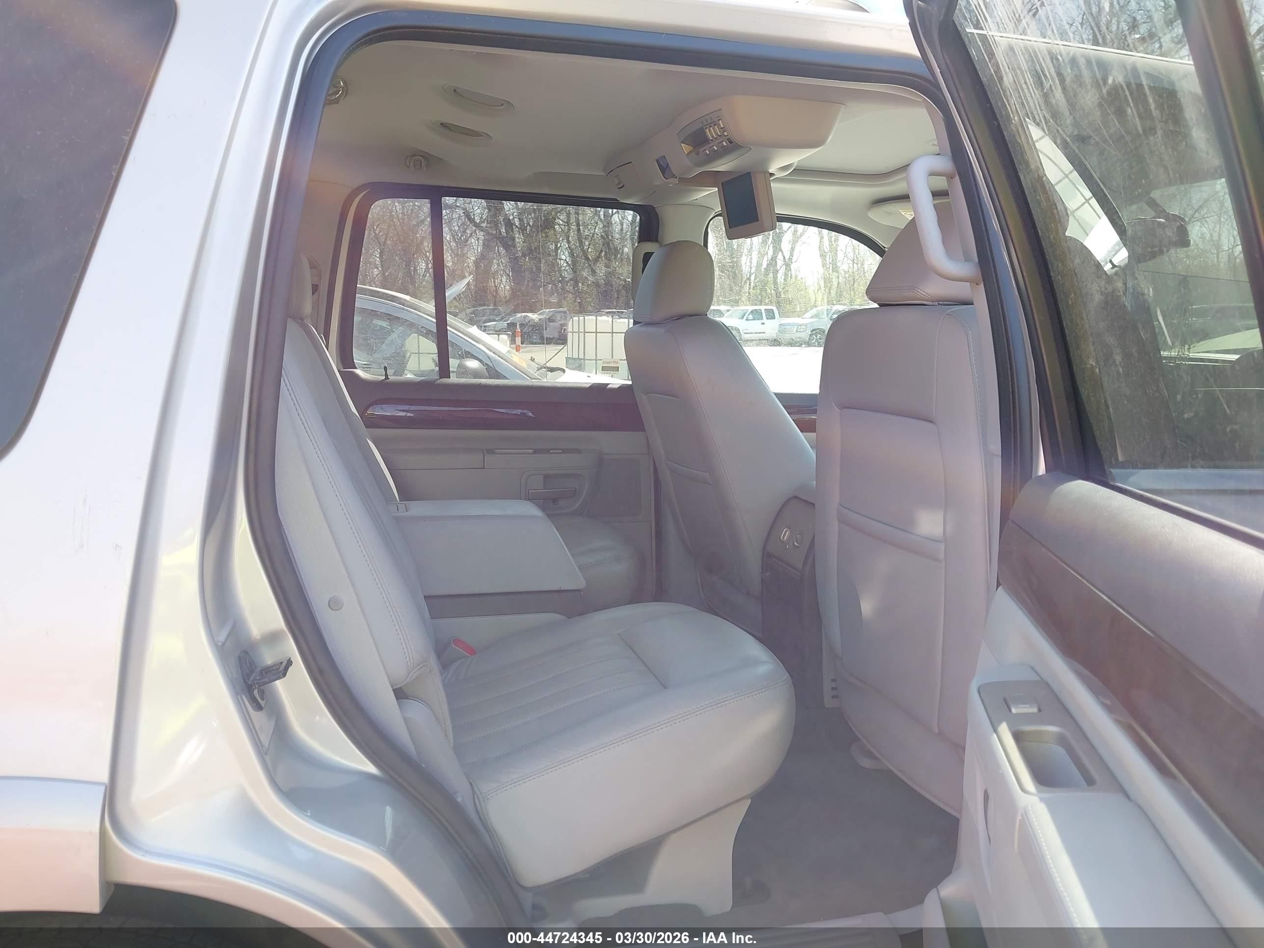 2005 Lincoln Aviator   Silver vin: 5LMEU88H95ZJ26419