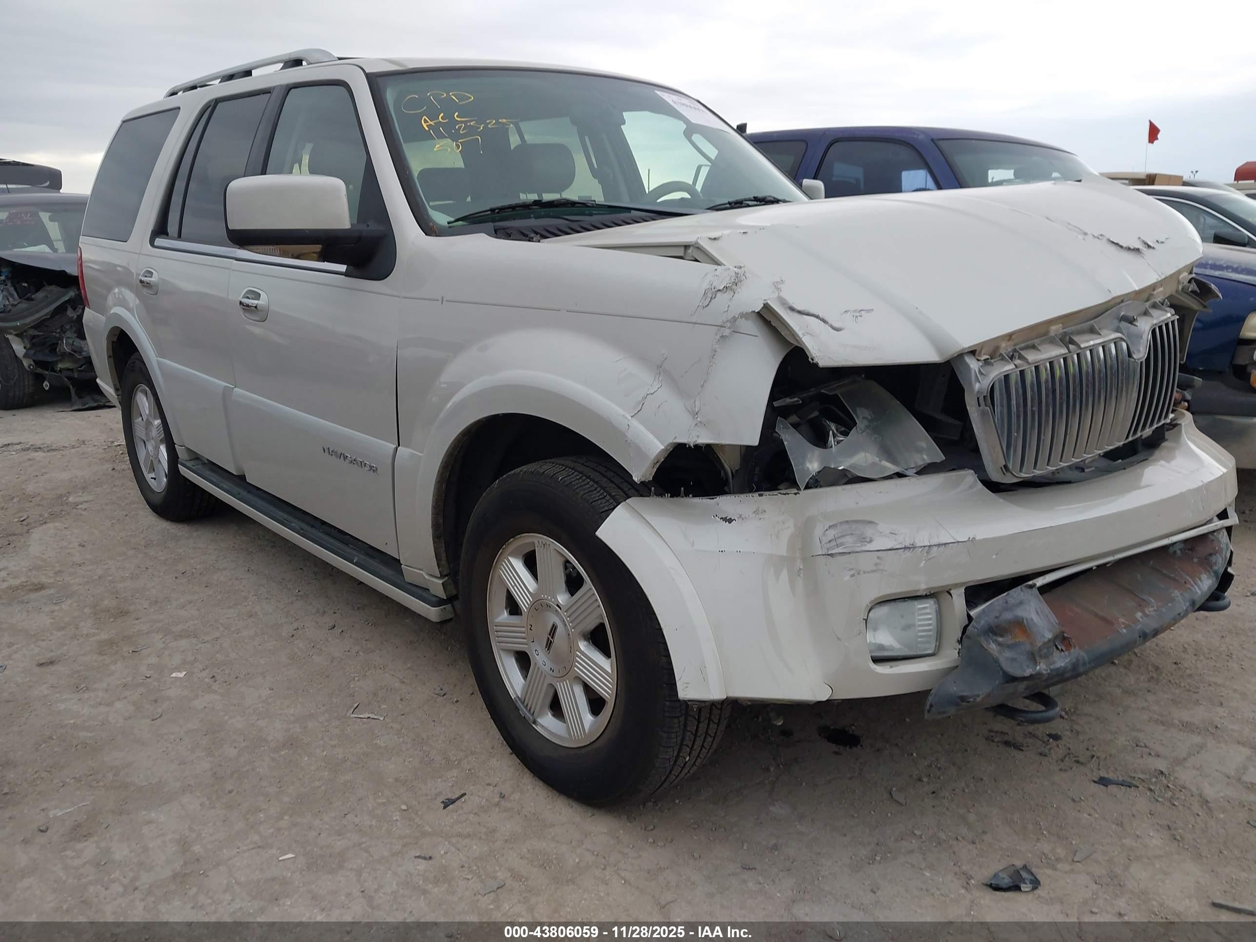 2005 Lincoln Navigator   White vin: 5LMFU27505LJ16163