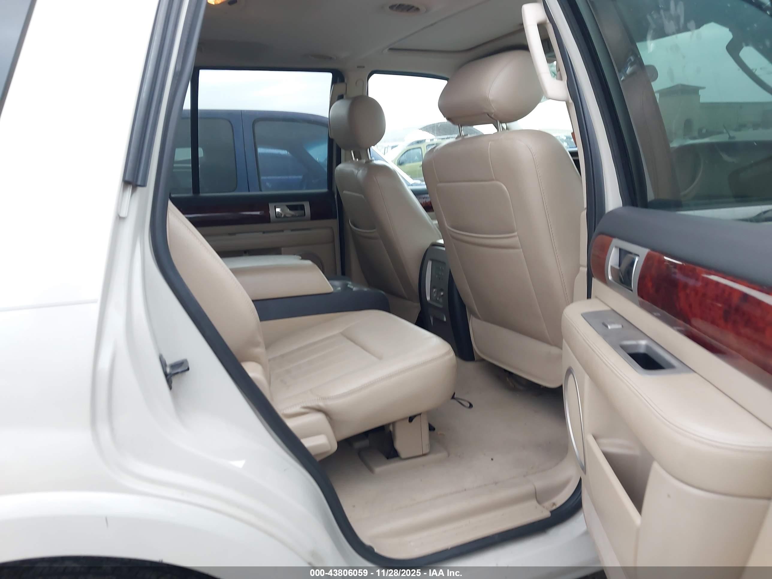 2005 Lincoln Navigator   White vin: 5LMFU27505LJ16163