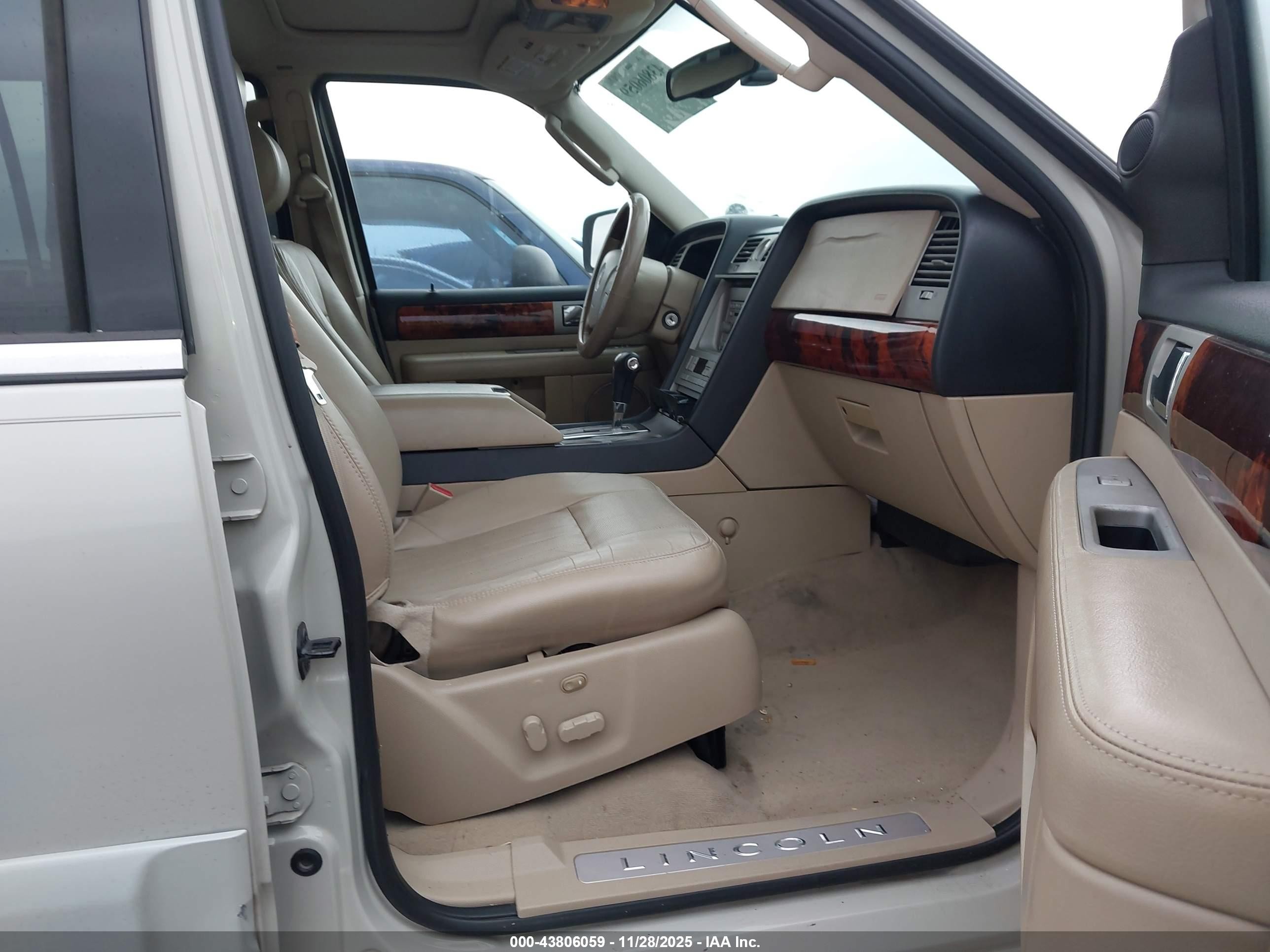 2005 Lincoln Navigator   White vin: 5LMFU27505LJ16163