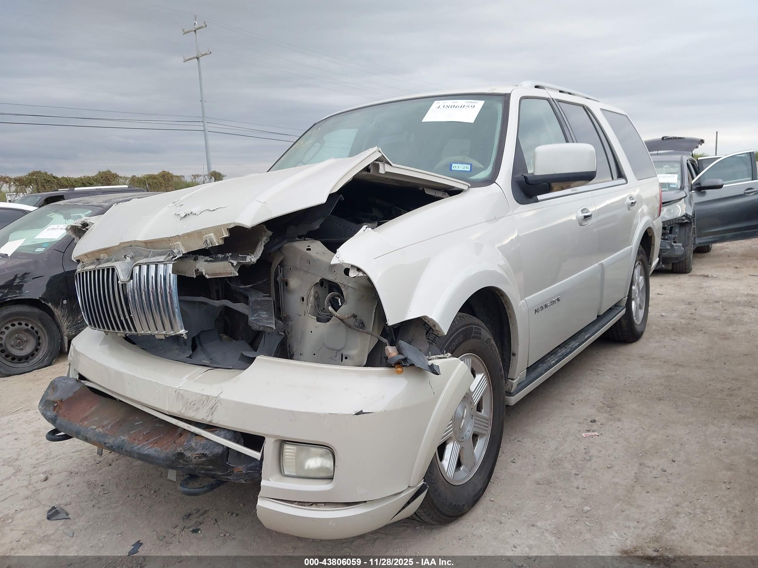 2005 Lincoln Navigator   White vin: 5LMFU27505LJ16163