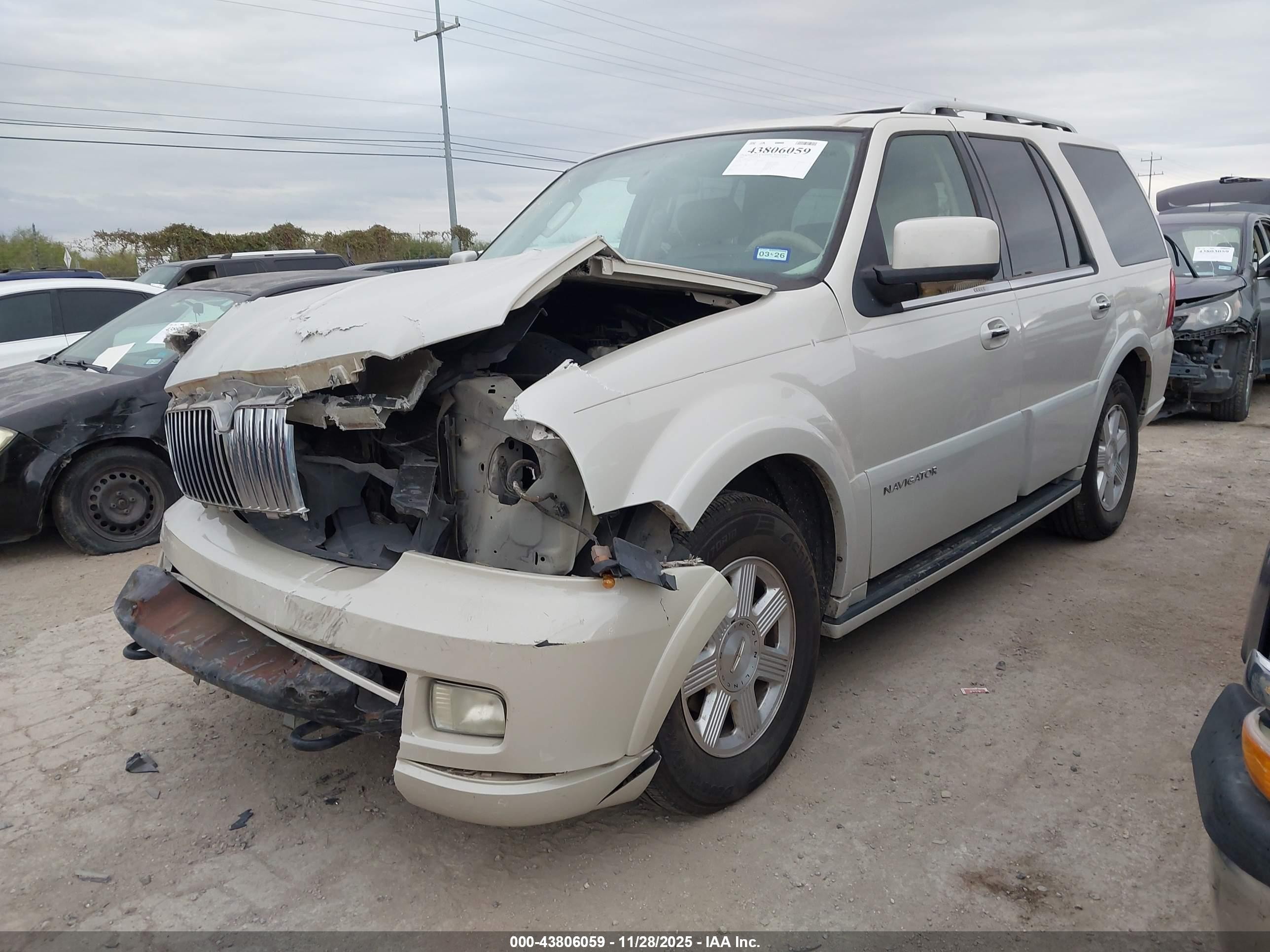 2005 Lincoln Navigator   White vin: 5LMFU27505LJ16163