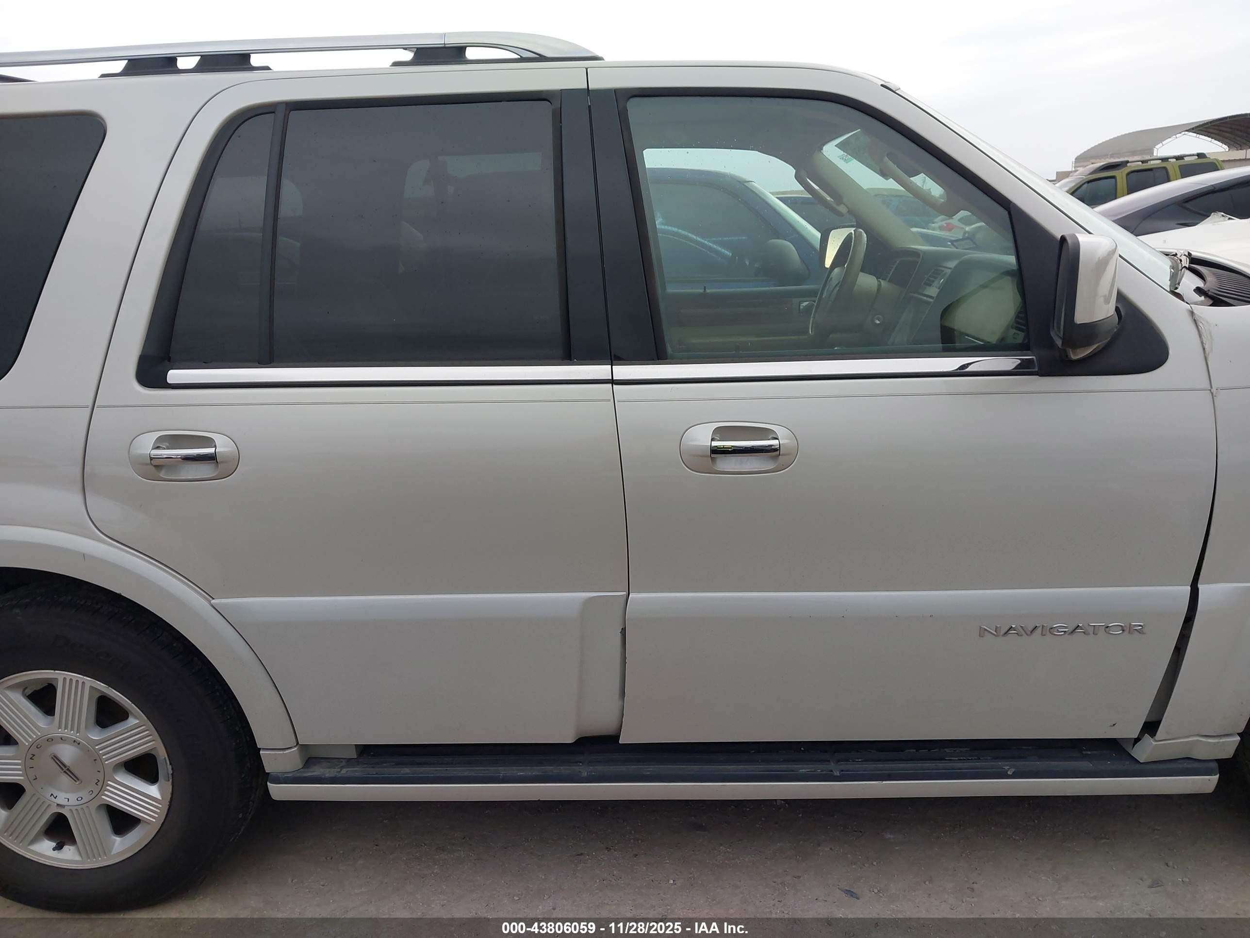 2005 Lincoln Navigator   White vin: 5LMFU27505LJ16163