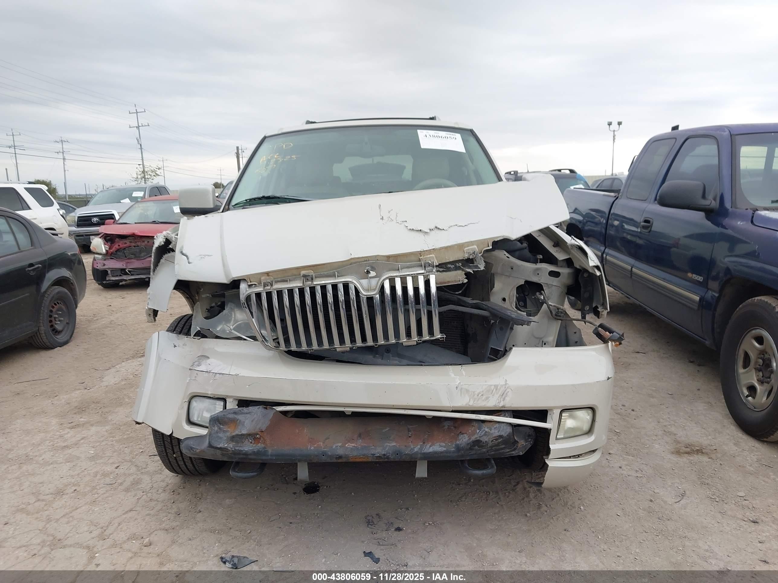 2005 Lincoln Navigator   White vin: 5LMFU27505LJ16163