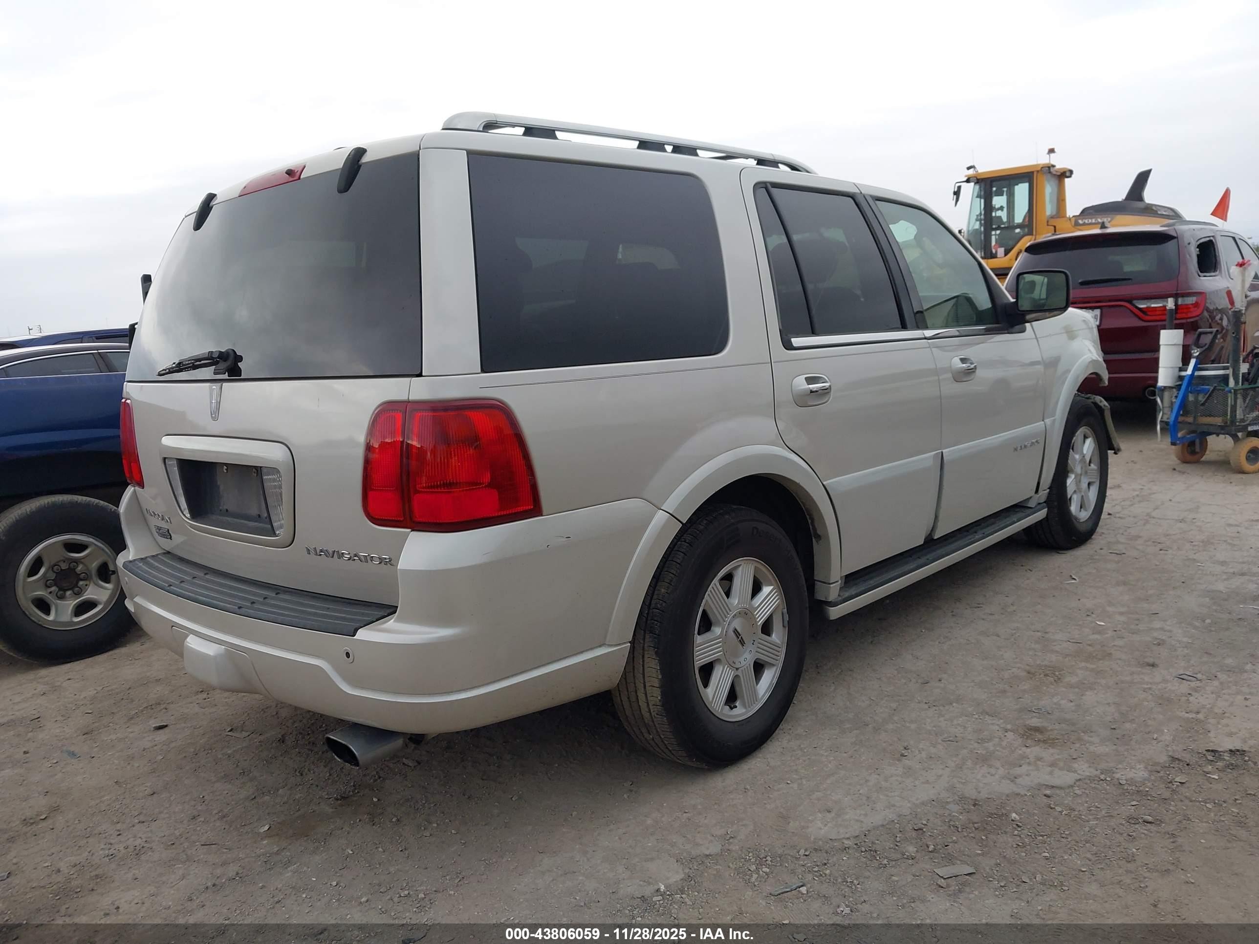 2005 Lincoln Navigator   White vin: 5LMFU27505LJ16163