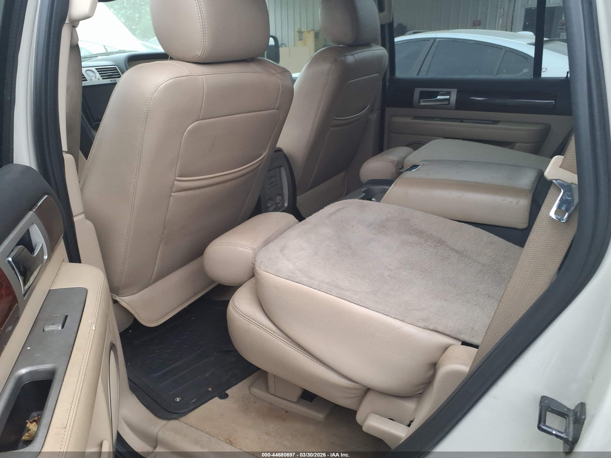 2005 Lincoln Navigator   Cream vin: 5LMFU27505LJ22593