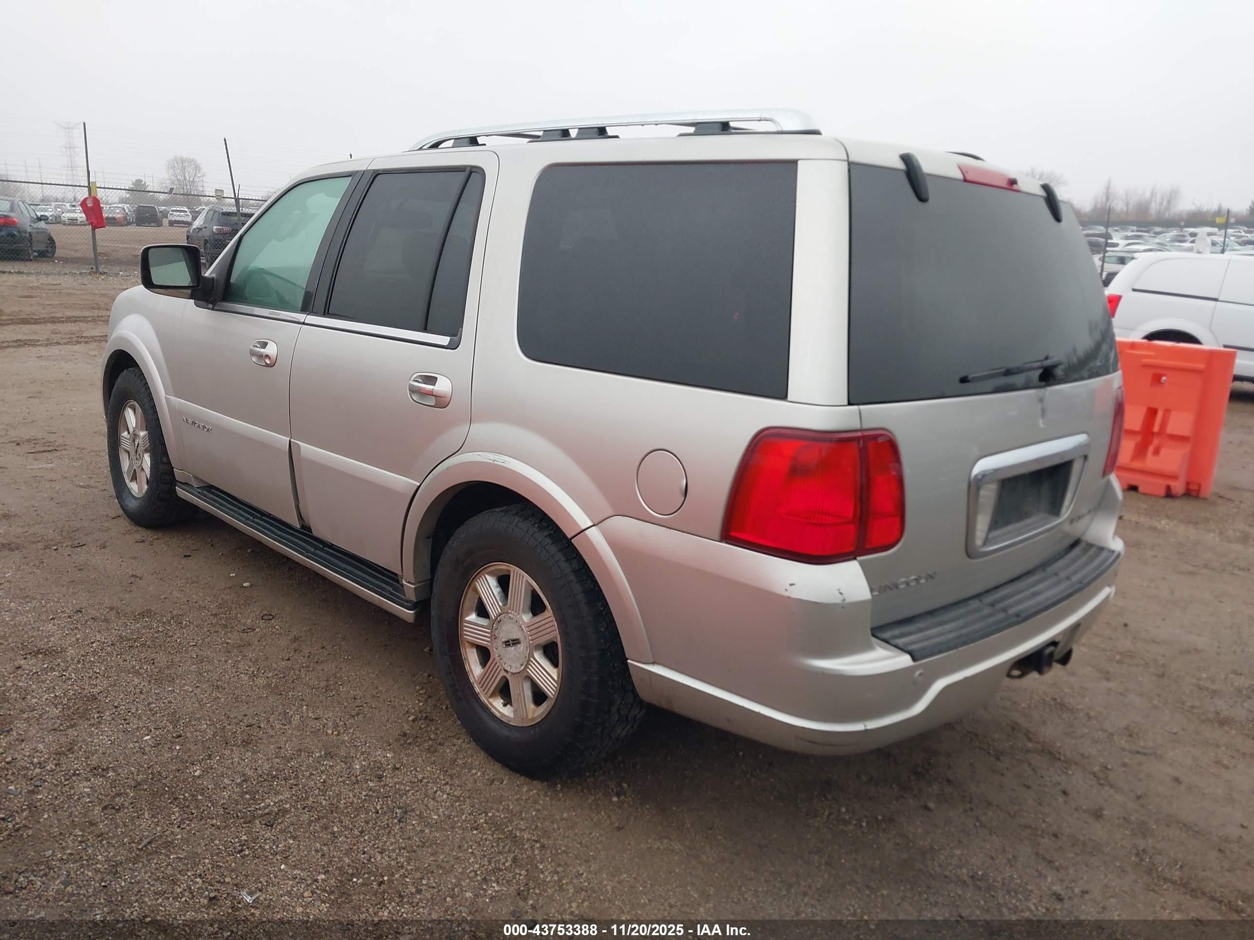 2005 Lincoln Navigator   Silver vin: 5LMFU27505LJ22691