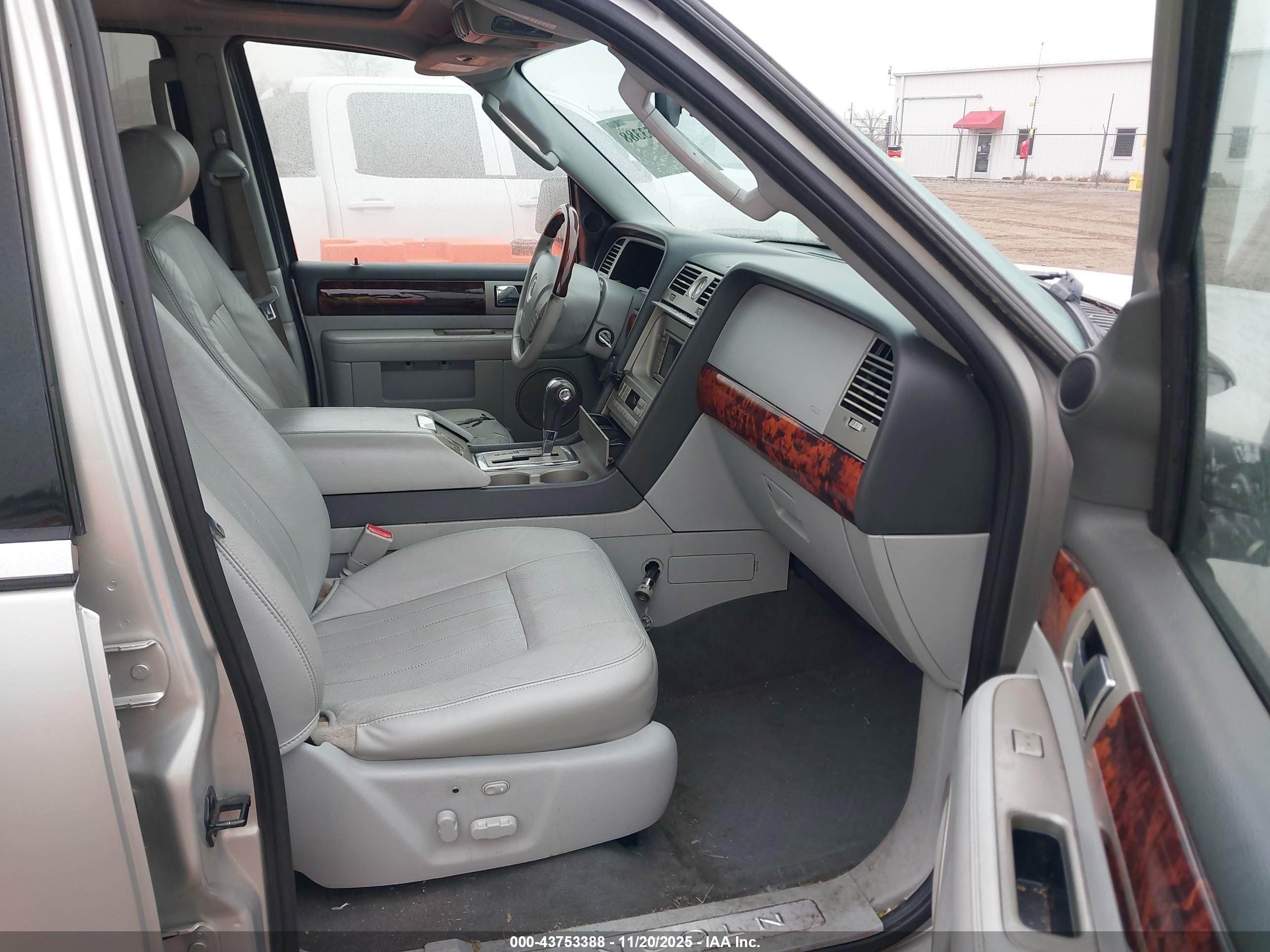 2005 Lincoln Navigator   Silver vin: 5LMFU27505LJ22691