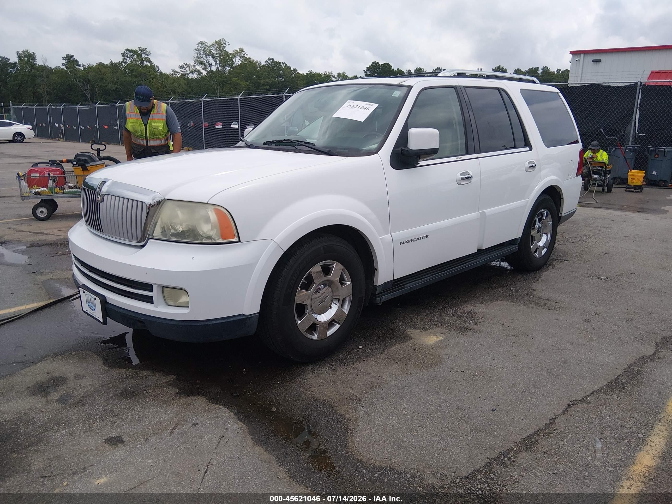 2005 Lincoln Navigator   White vin: 5LMFU27505LJ24702