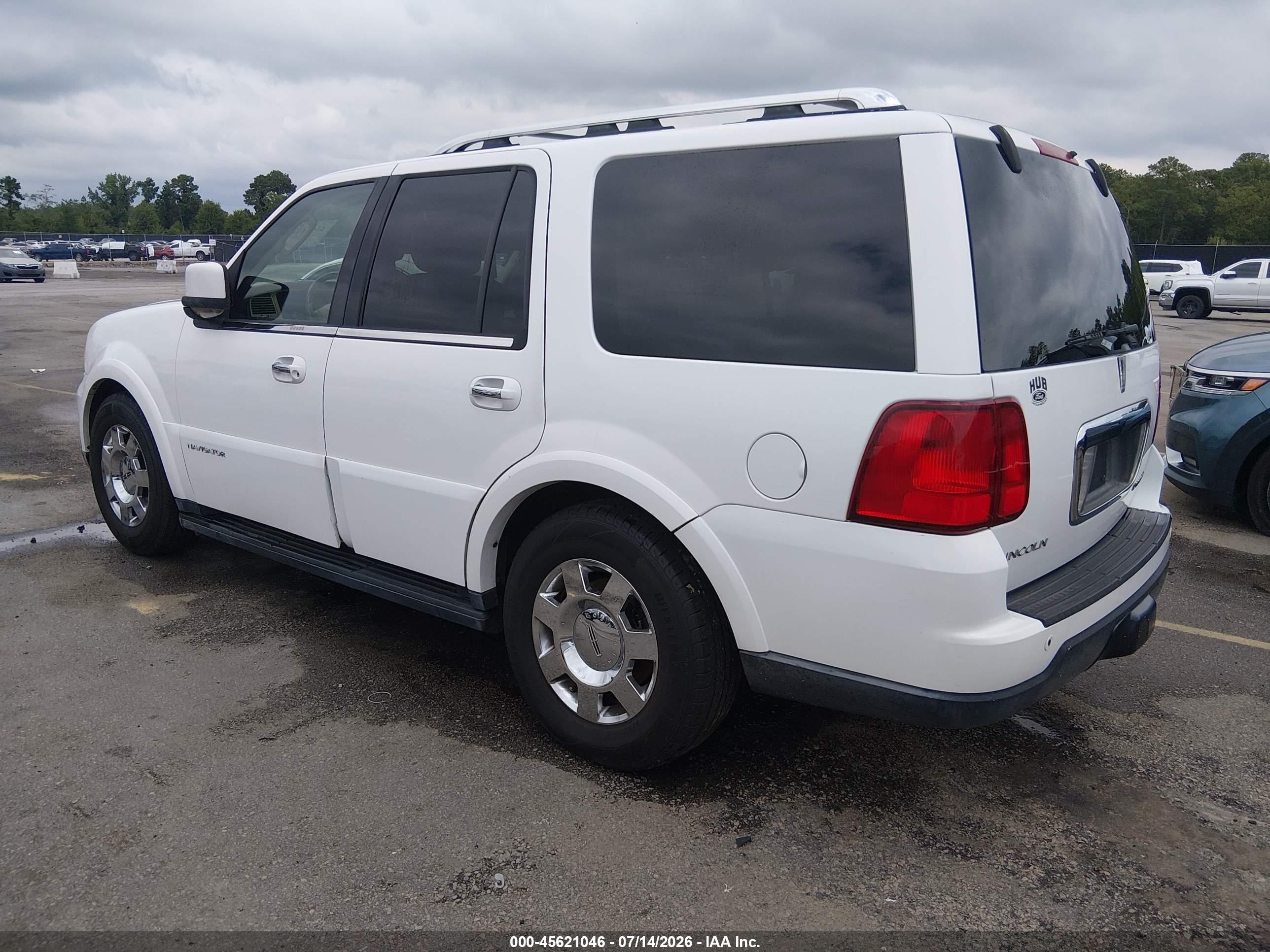 2005 Lincoln Navigator   White vin: 5LMFU27505LJ24702