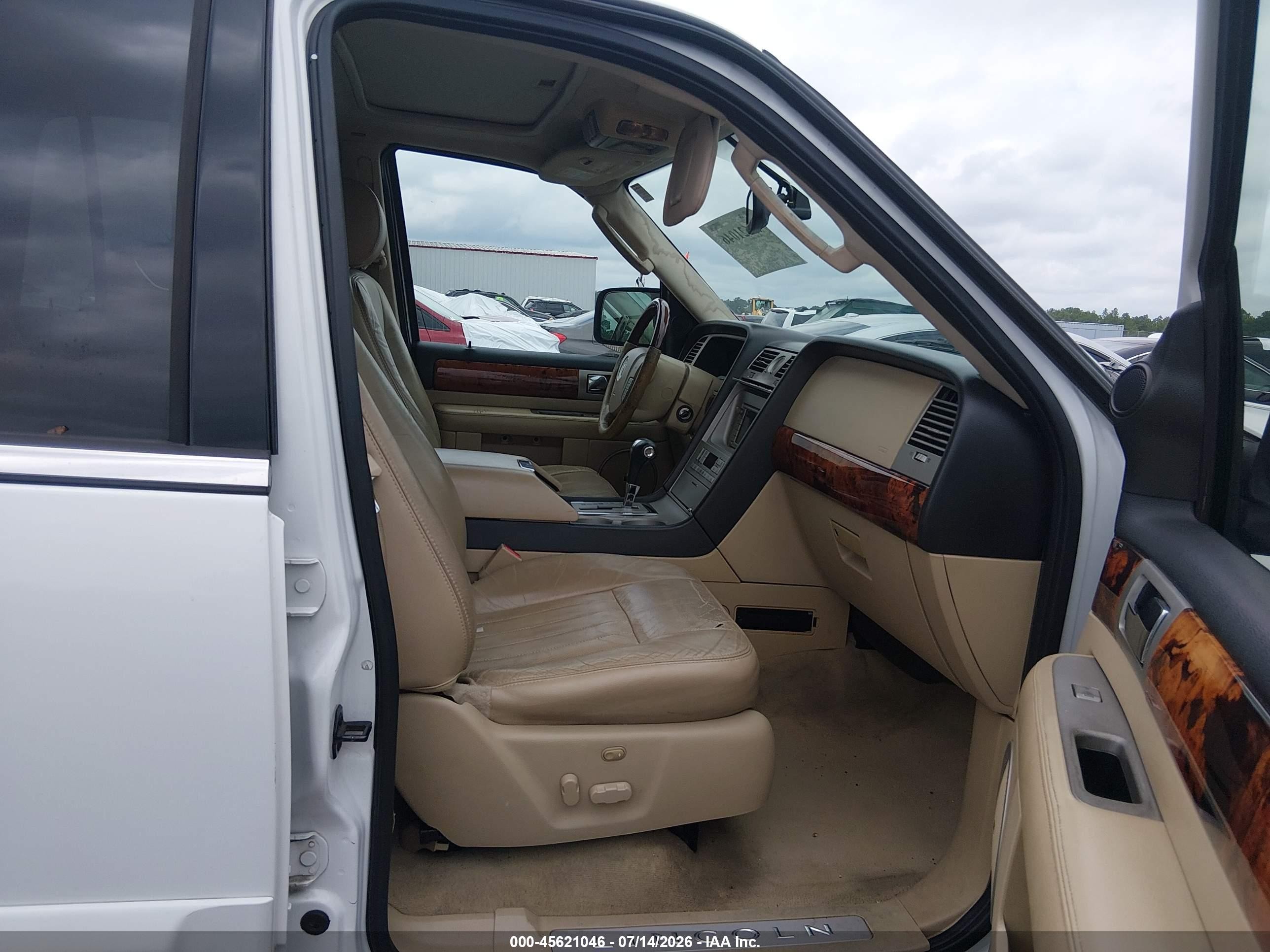 2005 Lincoln Navigator   White vin: 5LMFU27505LJ24702