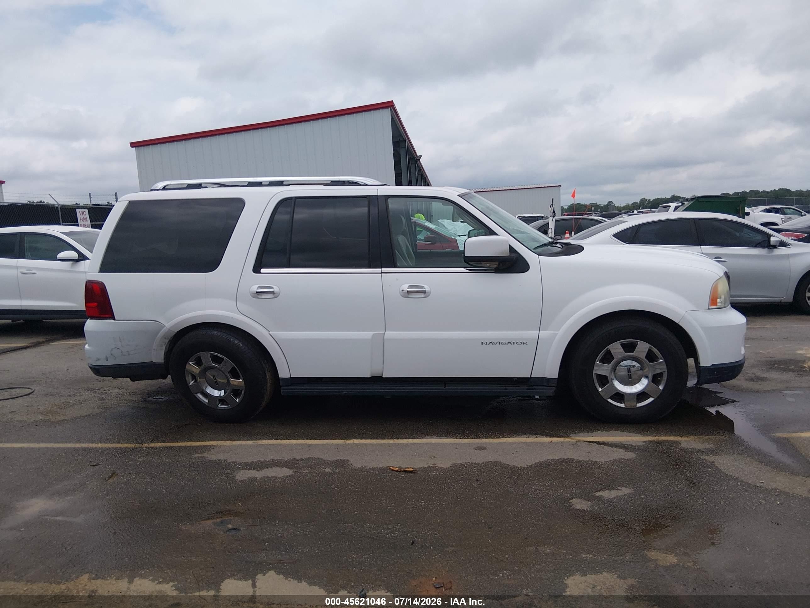 2005 Lincoln Navigator   White vin: 5LMFU27505LJ24702