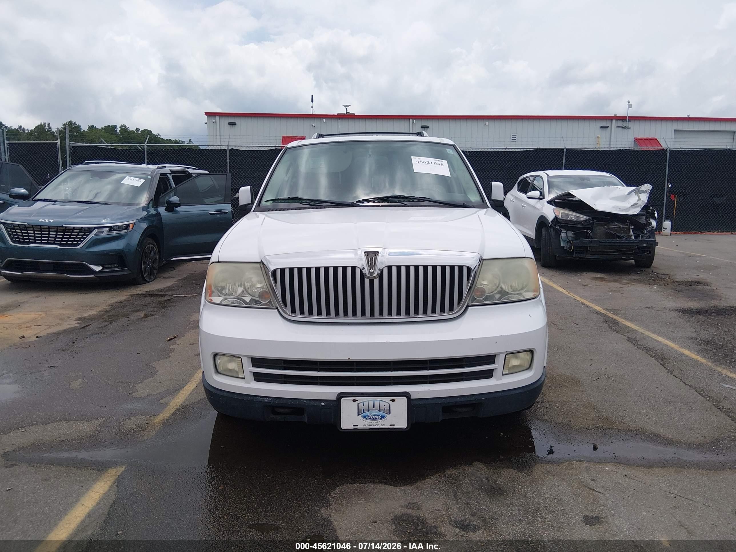 2005 Lincoln Navigator   White vin: 5LMFU27505LJ24702