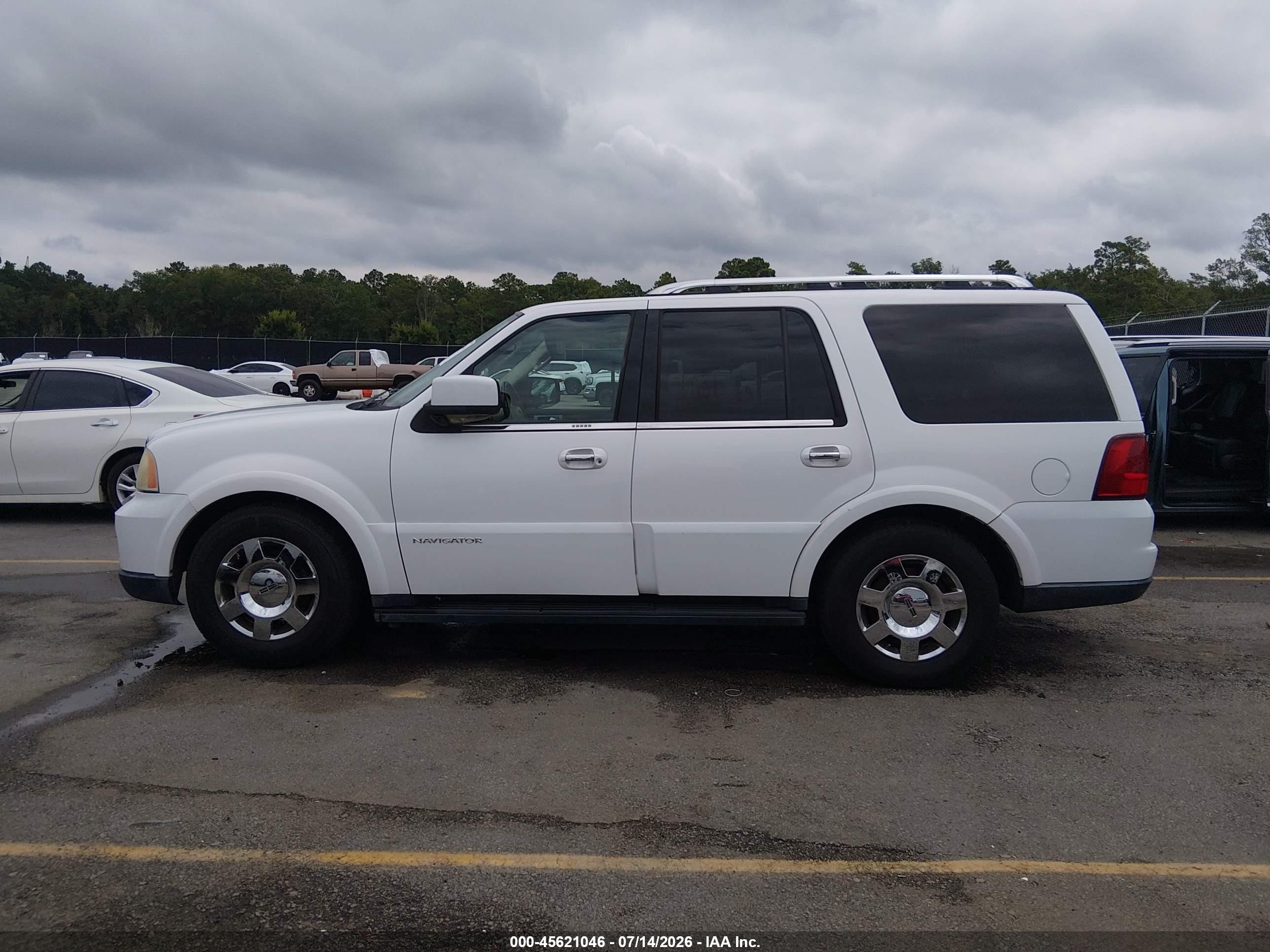 2005 Lincoln Navigator   White vin: 5LMFU27505LJ24702