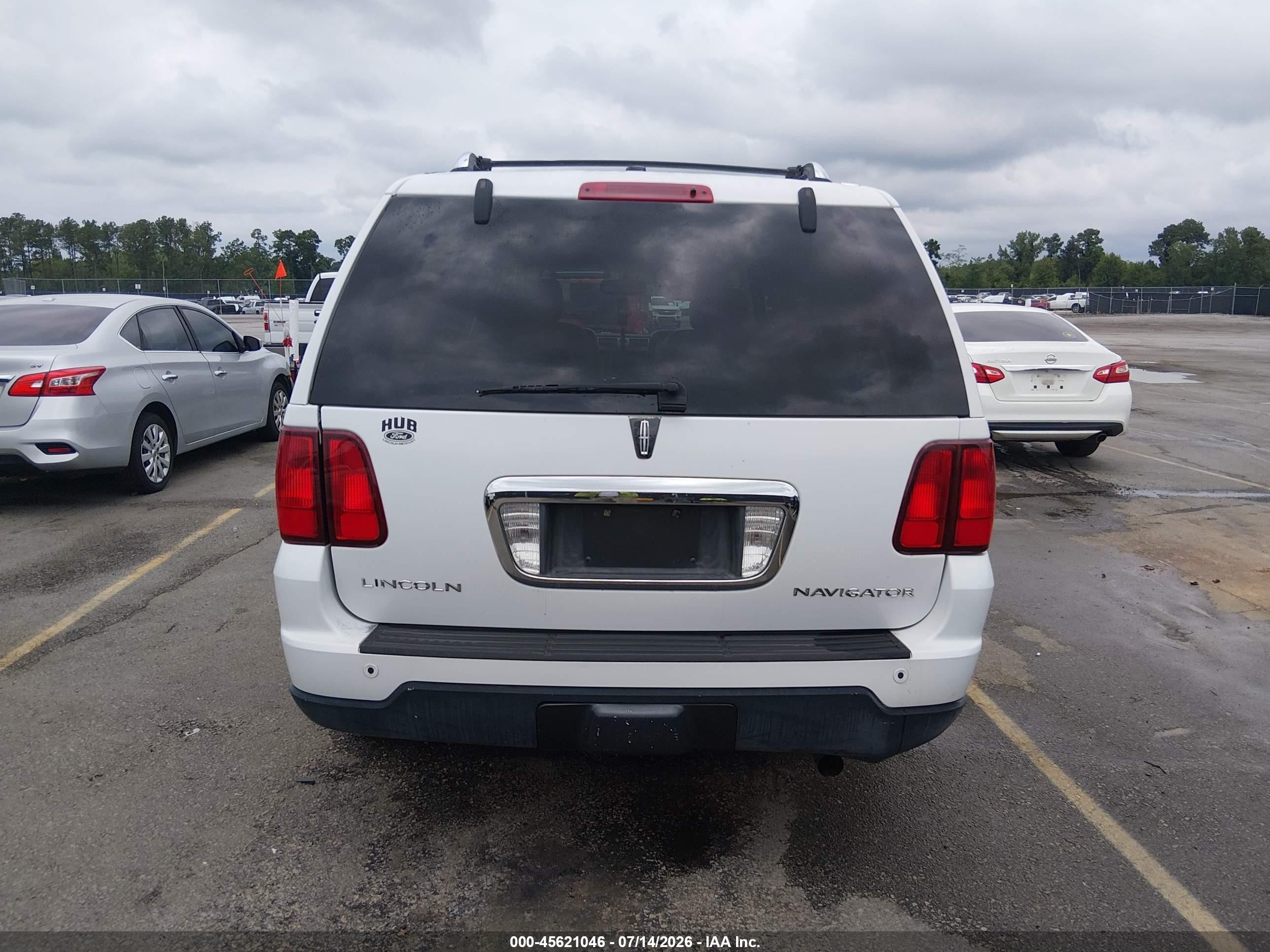 2005 Lincoln Navigator   White vin: 5LMFU27505LJ24702